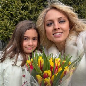 Yanina Studilina Instagram - 😻Март - это начало весны, вся природа просыпается от зимней спячки 🌷
Дорогие женщины, с 8 марта, с нашим днем! Будьте любимыми, будьте желанными и любите себя! А я очень счастлива 🫶
А мы мчим поздравлять нашу с Анечкой школьную подругу с днем рождения и, конечно, выбираем @yandex.go , так как это всегда быстро, качественно и безопасно!

 #тарифдетский #яндекс
