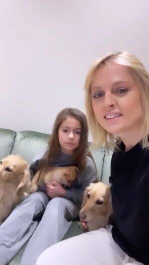 Yanina Studilina Instagram - В нашей семье пополнение 🐶 неожиданно, вчера проходя мимо щенка …просто поняли, что он наш и не смогли устоять, много слез и уговоров и я сдалась ❤️ поможете выбрать выбрать имя ? 

#щенок #мальчик #мамакупипесика #радость #мамадочка #чихуахуа