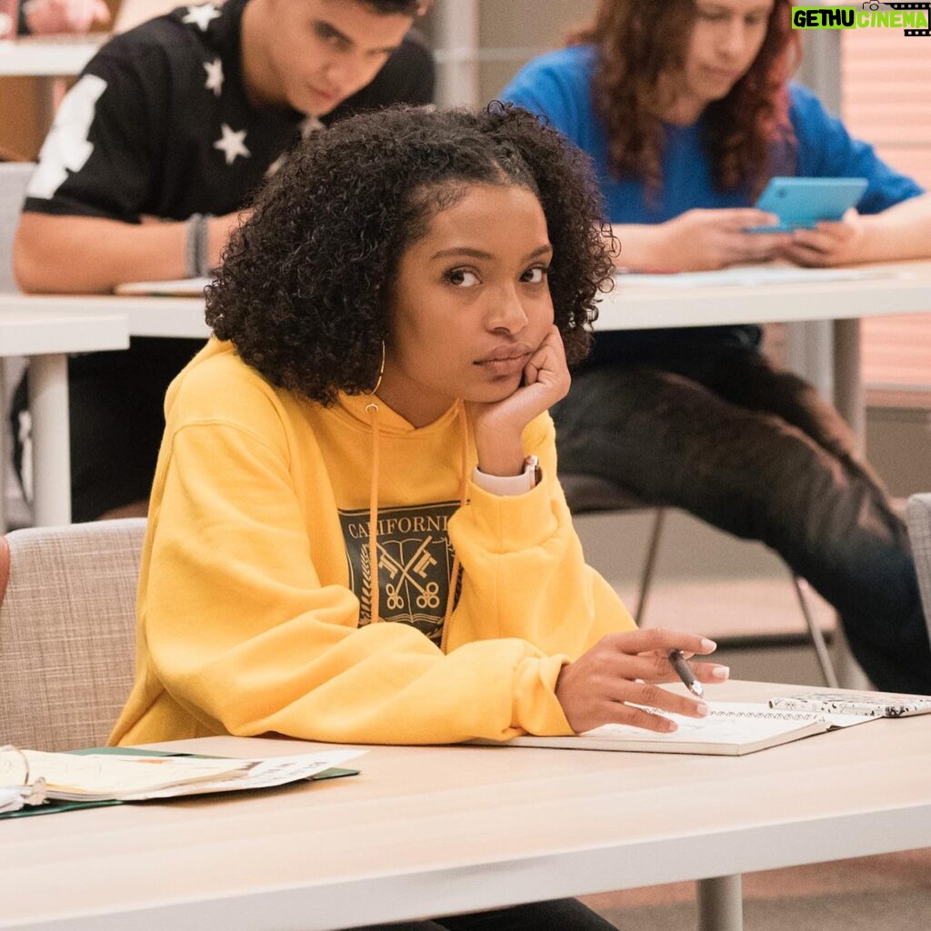 Yara Shahidi Instagram - From the first day Zoey arrived at CalU to our 100th episode... It’s been a journey filled with laughter, growth, and endless memories. TONIGHT’s episode is a hilarious reminder of where it all began… you’ll be seeing double👀 👯‍♀✨ #ThenAndNow #MilestoneMoments #Grownish