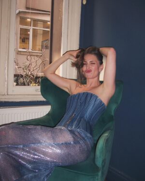 Yasemin Kay Allen Instagram - Sakar kız Candy 
Biri jilet, diğeri de masa kenarı. Sürekli bir yerlere çarpıyorum.

Full look: @cerenocakofficial 
styling: @yasareyyubi my sweet honeychild 💓