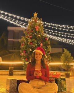 Yashaswini Dayama Instagram - Happy Christmas, Harry! 🥰 ❄️❤️💫🧿🎄🎁 Thank you @priyaaa24 for this cute party! 😙