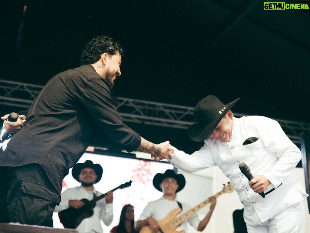 Yedinson Flórez Instagram - En una noche histórica para la improvisación de nuestro país , y memorable para mi carrera, tuve el honor de competir con varios de los mejores copleros Colombianos y Venezolanos en el Festival Internacional Rey De Copleros en Yopal Casanare alcanzando el primer lugar 👑 gracias a mis amigos por acompañarme , a los copleros por su generosidad, al público llanero por apoyarme y a la vida por permitirme improvisar en todos los géneros del repentismo ☺️ los invito a conocer y disfrutar el contrapunteo y la música llanera. Pd: gran manera de celebrar mi cumpleaños 🥳Regalo de mi para mi. #improvisador Fotos: @richieseg