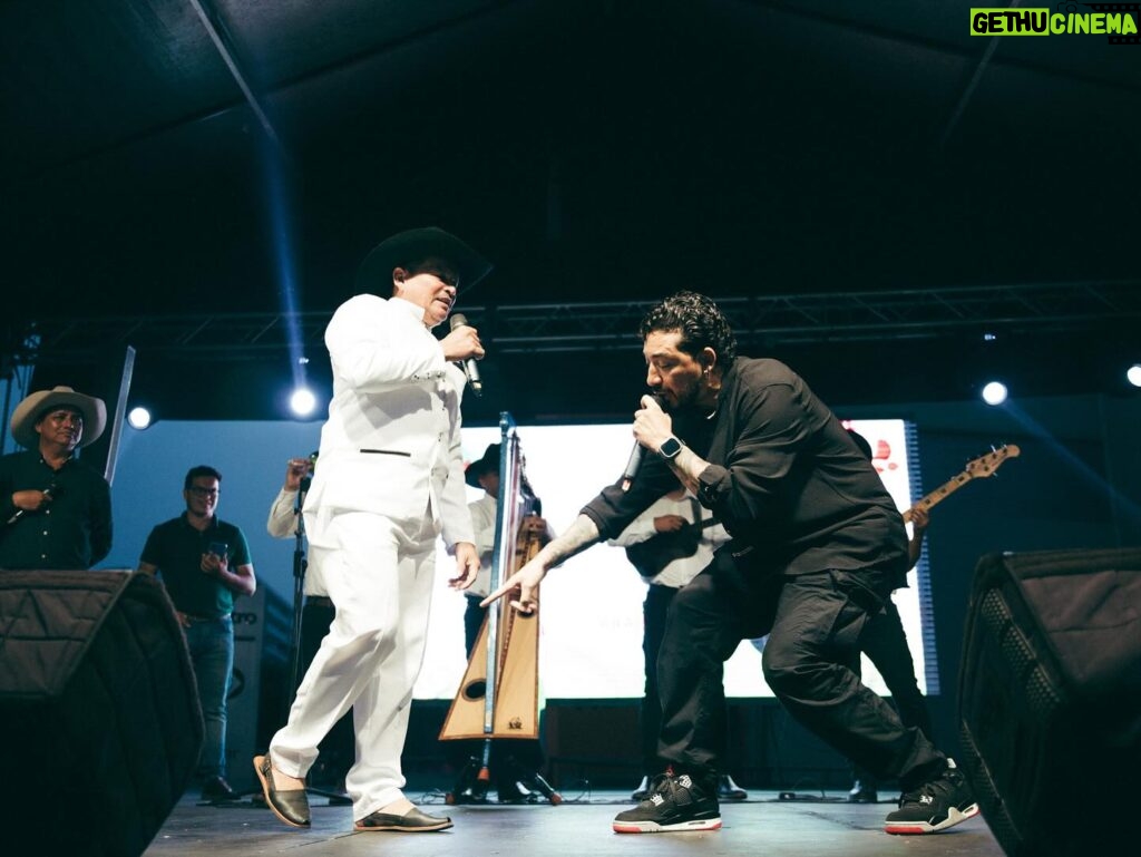 Yedinson Flórez Instagram - En una noche histórica para la improvisación de nuestro país , y memorable para mi carrera, tuve el honor de competir con varios de los mejores copleros Colombianos y Venezolanos en el Festival Internacional Rey De Copleros en Yopal Casanare alcanzando el primer lugar 👑 gracias a mis amigos por acompañarme , a los copleros por su generosidad, al público llanero por apoyarme y a la vida por permitirme improvisar en todos los géneros del repentismo ☺️ los invito a conocer y disfrutar el contrapunteo y la música llanera. Pd: gran manera de celebrar mi cumpleaños 🥳Regalo de mi para mi. #improvisador Fotos: @richieseg