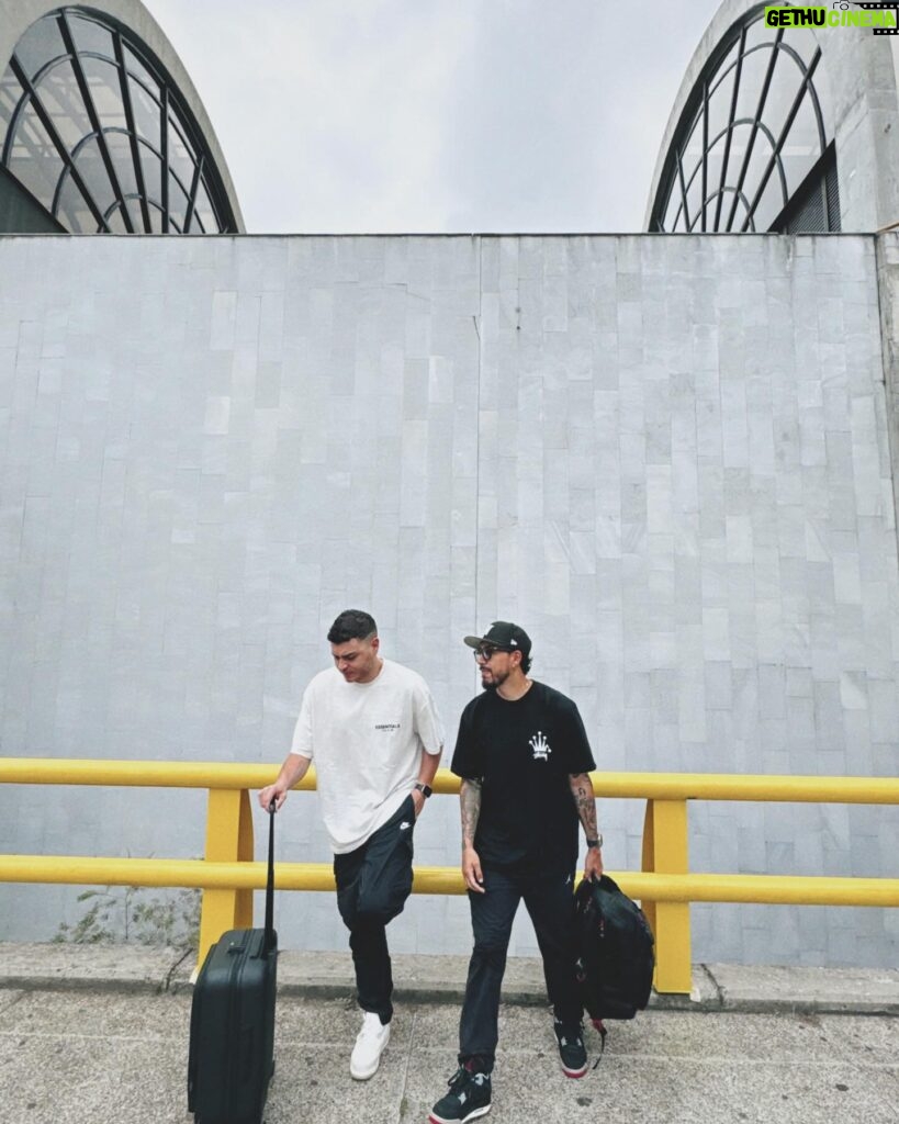 Yedinson Flórez Instagram - De meros loquitos, rumbo a Yopal, Casanare, a competir en el Festival Internacional ‘Rey de Copleros’. ¡Contrapunteo puro! (El verdadero viacrucis 😅) 📸 @eldelasfotos