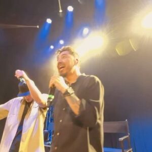 Yedinson Flórez Instagram - Comenzó la gira y más de 3mil almas en New Jersey pusieron la vara alta, vamos a ver cuál ciudad la destrona! 
Hoy doble función en NewYork🗽 

@lokilloflorez |  @jpypunto |  @eldelasfotos 

📷 @camilo0011

Gracias a los patrocinadores oficiales de la primera gira internacional Perros Criollos @nequi_ y @ticketlandtravel
