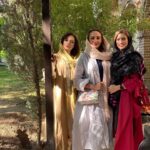 Yekta Naser Instagram - دوستاى خوبى كه مهرشون با عيار زمان محك ميخوره ميتونن هميشه براى روبراه شدن كارساز باشن و من چه خوشبختم براى داشتن شما .البته جاى يكى ديگه از قديميها خاليه😜