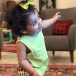 Yekta Naser Instagram - هميشه گمان ميكردم روزگارى كه فرزندى داشته باشم شرايطى كه او در آن رشد و نمو پيدا خواهد كرد نسبت به زمان كودكى من قطعاً بهتر خواهد بود و بسيار متفاوت ولى الان كه در بى برقى مشغول باد زدن دخترم با بادبزن هستم و ديدن قطرات ريز عرق بر سر و صورتش كلافه ام كرده به مقايسه اين شرايط چهل ساله فكر ميكنم شايد تنها اختلاف ميانشان پيشرفت تكنولوژى باشد كه آن هم ربطى به كشور ما ندارد هنوز جنگ است و جنگ و... ميخواهم همه را بنويسم ولى مى هراسم از اين حجم تلخى دلم ميسوزد براى تمام كودكان سرزمينم كودكان ديروز و امروزش كاش معجزه اى شود و ما از اين يخزدگى در زمان نجات يابيم پ.ن :سوفيا در اين عكس مشغول نانايه تورو خدا يه وقت نگين به كسى ميان ميبرنش ازش اعترافم ميگيرن
