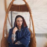 Yekta Naser Instagram - یک روز خودم را خواهم بخشید از آسیبی که به خویش روا داشتم از آسیبی که اجازه دادم دیگران بر من روادارند و چنان محکم خویش را در آغوش خواهم کشید که هرگز ترک خویش نکنم. #امیلی_دیکنسون #یکتا_ناصر عکس:@niktanaser