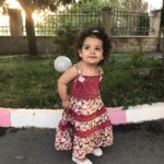 Yekta Naser Instagram - حالا كه تمام صفحات پر از تبريكات فوتباليه خواستم تنوع ايجاد كنم با يك سوفياى يك سال و نيمه 😃