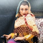 Yekta Naser Instagram - عكس خاطره اى از نقش شراره در فيلم #رحمان_۱۴۰۰ با وجود گذشت روزها از توقيف اين فيلم همچنان به آن فكر ميكنم و اين كه در حال حاضر شايد دل بستگى به دلخوشى هاى كوچك هم با ناكامى مواجه ميشود .منفى نيستم و دوست ندارم كه باشم ولى دلم گرفته از همه ناخوشيهايمان و ناكامى هاى كوچك و بزرگمان#يكتا_ناصر عكاس:معين باقرى