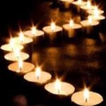 Yekta Naser Instagram - دوستان و همراهان عزيز در اين روزهاى سرشار از غم و اندوه بسيار با خودم در ستيز بودم تا عقل و احساسم مرا در راهى قرار ندهد تا بعداً پشيمان و شرمنده گردم از پيامم چون رويه من مدتهاست به دلايلى اين بوده كه هيچ پيام تسليت و تبريكى ننويسم يكى از استدلالهايم اين بود كه به لطف فضاى مجازى همه از اين اخبار مطلع ميشدند و گاهى حجم اخبار يكسان كسالت بار است اما در شرايط كنونى چنان غم عميقى را مانند همه شما احساس ميكنم كه بر خود مسلم ديدم كه همراهيم را اعلام نمايم و اميداورم روزى فرا رسد كه همه افراد جامعه بتوانند خواسته هايشان را با صداى بلند به گوش مسئولان برسانند و اگر مصيبتى رخ داد حداقل در امنيت عزادارى كنند