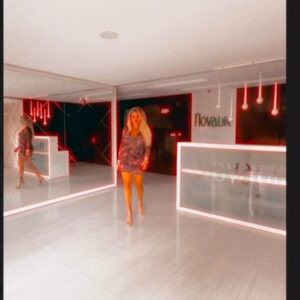 Yeliz Yeşilmen Instagram - Ceyhan’da muhteşem bir açılış yaptık gelen tüm bayanlara çok teşekkür ediyorum videoları yana kaydırarak izleyebilirsiniz çok eğlenceli dakikalarımız ve seslendirmem videolar da gizli belediye başkanımıza da teşekkür ediyorum katılımdan dolayı @ceyhanbeltr @baskanhulyaerdem  #yelizyeşilmen #ceyhan #instagram #keşfet #singer