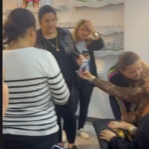 Yeliz Yeşilmen Instagram - Ceyhan’da muhteşem bir açılış yaptık gelen tüm bayanlara çok teşekkür ediyorum videoları yana kaydırarak izleyebilirsiniz çok eğlenceli dakikalarımız ve seslendirmem videolar da gizli belediye başkanımıza da teşekkür ediyorum katılımdan dolayı @ceyhanbeltr @baskanhulyaerdem  #yelizyeşilmen #ceyhan #instagram #keşfet #singer