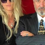 Yeliz Yeşilmen Instagram - Cemom canım hayatımın aşkı canım babacığım seni unutmak ne mümkün son nefesime kadar aklımda kalbimde ruhumdasın ama seni o kadar güzel kalabalıklarla o kadar güzel dualarla uğurladık ki bu herkese nasip olmaz gurur duyuyorum yüzlerce insan geldi yüzlerce dua aldık babacığım seni hep gülen yüzün soyledigin şarkılar ve duygusallığına hatırlayacağız bunu asla kabul edemesemde ne zaman kabule geçerim hiç bilmiyorum bu çünkü gerçekten çok acıtıyor ve çok acı……. #cemo #yelizyesilmen #instagram #yeşilördekgibi