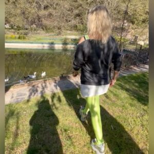 Yeliz Yeşilmen Instagram - Ele geçen şeyin tadı,tuzu ,değeri oraya varmak için çekilen yol zahmeti kadardır. Çölün tozunu yutmayan, dilini dudağını Çöl güneşi nde çatlatmayan Zemzem’in lezzetini bilemez. Ömür boyu hayalini kurmayan kabenin kadrini tartamaz. O halde önce yan ki  su seni kandırsın,acık ki ekmek damagında bi lezzet bıraksın. Özle ki bulduğumda gerçekten bulmuş olasın demiş Hazreti Mevlânâ. Bu ara depremden beri ekstra zor günler geçiriyorum ama bunlarda geçecek bitecek biliyorum çok nadiren kendimi iş dışında doğaya atıp nefes almaya çalışıyorum ama yanmadan acı çekmeden gelecek olan güzelliklerin farkına varma şansımız yok. #yelizyeşilmen