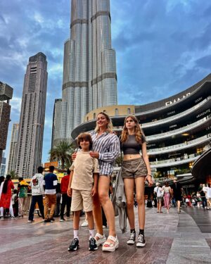 Yeliz Yeşilmen Instagram - Herkes kendi mutluluğunun demircisidir. @asya_tu13 #yelizyeşilmen #dubai #instagood #fyp#kesfet #dubaimall #dubaiburjkhalifa #emirates