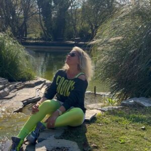 Yeliz Yeşilmen Instagram - Ele geçen şeyin tadı,tuzu ,değeri oraya varmak için çekilen yol zahmeti kadardır. Çölün tozunu yutmayan, dilini dudağını Çöl güneşi nde çatlatmayan Zemzem’in lezzetini bilemez. Ömür boyu hayalini kurmayan kabenin kadrini tartamaz. O halde önce yan ki  su seni kandırsın,acık ki ekmek damagında bi lezzet bıraksın. Özle ki bulduğumda gerçekten bulmuş olasın demiş Hazreti Mevlânâ. Bu ara depremden beri ekstra zor günler geçiriyorum ama bunlarda geçecek bitecek biliyorum çok nadiren kendimi iş dışında doğaya atıp nefes almaya çalışıyorum ama yanmadan acı çekmeden gelecek olan güzelliklerin farkına varma şansımız yok. #yelizyeşilmen