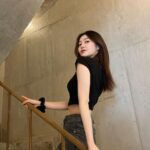 Yeo Joo-ha Instagram - Flashlight 터트렸을때랑~ 안터트렸을때랑~ 잘장🌝