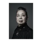 Yoh Yoshida Instagram - 旅一座の座長役を演じるのは高間智子さん。（物語後半ではシスターとしても登場）。一座の役者たちはいわばハムレットの仲間。彼を裏切り離れていく人々の中で、ハムレットが心を許せる限られた存在です。 ハムレットはこの座長の芝居が大のお気に入り。それは「うまさに溺れず抑制が効いている」と至上の賛辞を送るほど。物語中盤には、彼女のお芝居によって、ハムレットの復讐の導火線に火が点いて行きます。そう彼女もまた、物語を推し進めていく大事なファクターなのです。 高間さんは、とっても穏やかでチャーミングな方。劇中劇の長台詞を何度も何度も誦じて、詰まる度に「ああもう、やんなっちゃう」と自分にやんわりと喝を入れる。銅鑼の音で演出の声が聞こえず、ストップがかかってもひたすら叩き続ける。出番直前、舞台裏で私の小道具を握りしめニコニコと手渡してくれる。どれも思い出すだけで顔が綻びます。今回、役のためにカットしたビートルズヘア（と私が勝手に呼んでいる）もよくお似合いです。 ところで、ハムレットの台詞にこんな表現があります。「役者はいわば年代記。時代の縮図だ」。この間のドラマ不適切が、日本という国の時代性を描き出したように、演劇にも役者にも、「今」を伝えていく役割があるのだと思います。もしも、2024年5、6月の日本で「死」がテーマとなるこのハムレットが上演されることに意味があり、今の時代と呼応するのだとしたら、一体なにを炙り出すのか。そして観客は何を持ち帰るのか。そんなことも考えながら、精一杯演じて行きたいと思います。 Tomoko Takama plays the leader of the traveling troupe. She is usually calm and very charming. She will mutter her lines in her seat, give herself a pep talk when she gets stuck, or look at the stage with a big smile on her face. She is a kind senior who quietly watches over us junior actors. #高間智子 #一座は家族経営らしい（森さん談） #hamletq1 @parco_stage #東京大阪愛知福岡 #5/11start