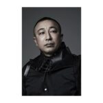 Yoh Yoshida Instagram - ハムレットと共に亡霊に会いにいく兵士バナードー、物語後半では墓掘り男を演じる西本竜樹さん。無口ながらいつだって顔には微笑みを湛え、淡々とご自分の仕事を遂行されるお姿はもはや職人。いやぁもう、参りました。もうその人にしか見えない。余計なことは一切せず、でも遊びもし、ただ存在する。こんな風に舞台に立てたらどんなにいいだろう。どうしたらこんな風になれるの？とプロフィールを調べてみて納得。東京乾電池所属でいらした。「褒めない」で有名なあの柄本さんに見そめられ、鍛えられてきたお方ですもの。そりゃあ、そうです。 西本さんの役にはご本人のお人柄が濃く滲み、とってもチャーミング。台本を読んでいて笑うとこではないところで笑いが起きるのは、決まって西本さんが出ているところ。何故かって、面白いことをやろうとしてるわけではなく、西本さん演じる役の持つ説得力にみな思わず笑ってしまうんです。「こういう人いるなぁー笑」って。 また、出番がない日も、連日稽古場へいらして自席でお芝居をご覧になっていたのが印象的でした。それには制作側の理由があるわけですが、それを加味したって、演出家でもないのに毎日同じ芝居を見続けるってなかなかの体力と集中力です。しかも西本さんはいつ見てもじっと舞台に目を凝らし、楽しそうにご覧になっていて。演じる側もいつしか、西本さんの「見守り」が心強く感じられるようになっていました。 ああ、こんな風に芝居が出来たら、こんな風に舞台を愛せたら、こんな風に稽古場にいられたら。沢山の"たら"を私の中に生んだ西本さんのお芝居を、どうぞお楽しみに。 Ryuki Nishimoto, who plays Bannerd and the gravedigger, is a quiet man with a smile on his face, and the way he carries out his work calmly is just like a craftsman. He is the Actor of the Year 2024 that I aspire to be. #西本竜樹 #無口で一生懸命なバナードーが可愛い #hamletq1 @parco_stage #東京大阪愛知福岡 #5/11start