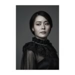 Yoh Yoshida Instagram - 今回の飛び道具、それがこの方、友部柚里さん。本読み稽古で、森さんから劇中劇の構想を聞かされた時からワクワクと楽しみにしていました。そして、初めて彼女の「声」を聴いた時の衝撃と言ったら！！！つい作業の手を止め聴き入ってしまいました。思うに、ハムレットの劇中劇の内容って、どうにも印象に残らないんです。先ず始めの「黙劇」というのが普段我々が見慣れないものですし、それに続く本編の台詞回しも実に堅苦しい。ハムレットが「自らの復讐を重ねて演じさせている」というヒントがなければ、恐らくポカーンとするのではないでしょうか。 そこへ！！今回はこの柚里ちゃんを投入！！今作がハムレット初見となる方は実に幸運。なんなら劇中劇が一番印象に残るかもしれない（おいおい）。是非とも彼女の声を、楽しみにいらしてくださいませ。 インスタを拝見する限り、どうやら呑み助のご様子。いつか彼女と乾杯する日が楽しみです。そして、今回作ったスタッフTシャツを誰よりも、文字通り小躍りして喜んでくれたこと、ヒツレットは忘れません。 観劇初心者の方へ:「劇中劇」とは、お芝居の中で更にもう一つの「劇」を演じること。今回の場合は、ハムレットが叔父クローディアスに見せるために旅の一座にお願いした「復讐劇」がそれに当たります。 Yuri Tomobe plays an actor in the traveling troupe. Her beautiful and smooth "voice" delivers the lines in the play, which are difficult to understand at first glance, to our hearts with great resolution. It's a shame that there is no scene in this play where she can show off her special skill of "joking around seriously." She seems to be a heavy drinker, so I'd like to see her do that while drinking next time! #友部柚里 @maaamyuche #真面目にふざける彼女が見たい #hamletq1 @parco_stage #東京大阪愛知福岡 #5/11start