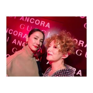 Yoh Yoshida Instagram - GUCCIの新クリエイティブ・ディレクターサバト・デ・サルノのデビューコレクション「Gucci Ancora」のお披露目イベントにご招待いただきました。

一夜限りの演出が施された国立競技場の屋内練習場トラックは、遠くからでも分かるほど真っ赤に染まっており、サバトが掲げる「もう一度、ファッションに恋をしよう」というメッセージをひしひしと感じる、愛と情熱に満ちた空間でした。

会場では、ロンドンを拠点に活動するRina Sawayamaさんのパフォーマンスもあり、
モデル、女優、スタイリスト、文化人など、
各方面で活躍される皆様がひとつところに集い、ファッション愛を、思い思いに表現・シェアされていました。

ミケーレからバトンを渡されたサバトが展開する新しい世界を、これからワクワクと楽しみたいと思います。

サバトのコレクションから発想した着物スタイルも、今度やってみようかな👘✨

お久しぶりの皆様にも再会☺️

そして
昼間の撮影ぶりの笑、
りーさちゃん♡

皆様、見目麗しく、
実に眼福でした✨

@riisa1018naka 
@rinkokikuchi 
@elaiza_ikd 
@mari_natsuki 
@yuri_tune 
@_juri_art_ 

HM:井手真紗子 @masako_ide 

I went to GUCCI's new creative director Sabato's collection unveiling event!  I was intoxicated by the bright red world where I could really feel a passion for fashion, and I decided to be more proactive about fashion this year!

@Gucci
@sabatods 
#GucciAncora
#GucciSS24