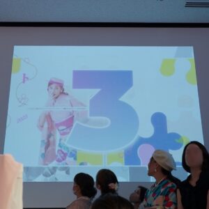 Yoh Yoshida Instagram - おはようございます。
12時間かけて玄関の荷物整理を終えた私です。

改めまして、
着物イベント「マトウヒツジ」
ご来場頂きました皆さま、
本当に本当にありがとうございました。

二日間/四公演、曇り時々雨予報の中、
千人を超えるお客様に集っていただき、
それぞれが纏った華やかなお着物が花となって、
あの日代官山の街にパッと咲いたようでした。

来られなかった皆様のために、先ずは会場の様子を。

二階
ファッションショー用のミニマムランウェイ。ポスターのヴィジュアルに合わせて、レッドカーペットならぬピンクカーペット。一般から公募したモデルの皆さんには、続く螺旋階段から降りてここを歩いて頂きました。会場の都合上短いから、二往復😏
窓際には着物&小物のマルシェ6六店舗。反対の壁一面には、書籍内で使った着物&私物着物と帯を、八枚展示。

三階
着物&小物のマルシェ11店舗と、羊の部屋を再現した私物販売ブース「ヒツコの部屋」。

四階
「ヒツジヒツジ」カメラマンによるフォトスペース（マトウヒツジの大型パネル有り）、羊と横浜デートムービー、雑誌ブース、刺繍体験、フードコーナー。

そして全フロアに羊の全身パネルと、書籍に掲載された着物のトルソーを配置。その他、グッズ、マトウヒツジ限定カバー、記念キーホルダーなどなど。

着物ファンにも羊ファンにも、どうか一人残らず楽しんで帰ってもらえますようにとの思いで準備してきました。初イベントで至らぬ点も多かったと思う中、着物初心者からベテランまで、この空間を楽しもうとワクワクしてくださっているのが伝わりとても感動しましたし、「着物」という共通語で人々がみるみる繋がっていく姿には胸がじんと熱くなりました。

つづく。

The kimono event "Matou Hitsuji" was successfully completed in two days. Each guest came dressed in their favorite kimono, and it seemed like Daikanyama was in full bloom. I'm so grateful to see everyone trying their best to enjoy the content we've prepared with the idea that "I want every single person to go home with fun," and to see people quickly connecting with each other using "kimono" as a common language. It made my heart warm...to be continued…

#マトウヒツジ
#kimonostyle
#antique 
#actress
#着物 
#アンティーク 
#着物イベント
