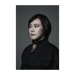 Yoh Yoshida Instagram - あれ？この方？と思った方は、もはや立派なヒツジストならぬフォレスト（森スト）。2021年の「ジュリアス・シーザー」にてブルータスの臣下ダーデニアスを演じていた西岡未央さんです。今回もご一緒出来て本当に嬉しい！ 今回彼女が演じるのは、旅回りの役者とシスター。中でも、物語において重要な意味を持つ「道化役」は出色の出来です。比較的小さな身体で舞台上を所狭しと駆け回り、その愛嬌でもって舞台上の空気を（いい意味で）壊してゆきます。前回、「身体全体が楽器のよう」と彼女を表しましたが、今回はまさに"音"にまつわる役となりました。 お芝居をしていると、誰かが喋っている間の自分の芝居を埋める、という作業がまま必要になるのですが、彼女はそれがとっても上手で、いつもは見ないところでふと見てみると「え！いつのまにそんな芝居してたの！」と驚くことがあります。芝居を埋めるには役を掴んでいなければならないし、役を掴むには沢山台本を読まなくてはならない。そして、体現する演技力も言わずもがな。そのどれをも兼ね備えるのが、他でもない未央ちゃんなのです。 ちなみに、シーザーのあとに公演された「オロイカソング」という舞台の彼女は本当に素晴らしく、ああ、次はもっと台詞を交わす役で共演したいと強く思ったのを覚えています。そして、今回の役のためにパーマを掛けてきた次の日、稽古場にいた全員（シャイな森さんでさえ！）から似合う似合うと彼女が褒められているのを見て、なんだか妹が褒められているようでなぜか私がとても嬉しかったことをここに告白しておきます。 Nishioka Mio will play the dual roles of a traveling performer (clown) and a nun. In the 2021 performance of Julius Caesar, she played Dardenius, Brutus's vassal. She resonated as if her whole body was an instrument, and this time she will once again be involved with "sound." Please look forward to her charming clown role. #西岡未央 #パーマヘア選手権ぶっちぎり #実は不適切最終回にも出てた #hamletq1 @parco_stage #東京大阪愛知福岡 #5/11start