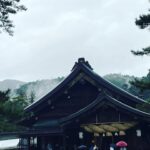 Yoh Yoshida Instagram - 改めまして。 「ヒツジヒツジ」お渡し会in島根。 ご参加くださったみなさま、 本当にありがとうございました😊 当日出雲は朝から雨がふっておりましたが、 始まる頃には綺麗な青空。出雲の雨は 穢れを落とすので縁起がいいとされている そうですから、縁起雨を浴び、秋晴れの空も見られて最高の島根遠征でした。 普段、なかなかお会いできない（舞台の地方公演でもあまりリストに上がらない）地方の皆さまと直接お会い出来たのがとても嬉しく、けれどバタバタだったので、今度はもっとゆっくり、松江や宍道湖にも足を運ぶ島根満喫旅を計画したいと思います。 地元&近隣県の皆さま、わざわざ遠くから駆けつけてくださった皆さま、そして何よりこのような機会を設けてくださった今井書店出雲店の皆さま、本当にありがとうございました😊 お渡し会、次は大阪枚方🐙🏯🐯 残念ながら当日券は出ないようですが、 前売り券予約後、期限内に購入されてない方もおられるようで、第三次募集があるとかないとかあるとか…😏枚方蔦屋書店さんの続報をお待ちくださいませ✉️ 枚方はティー&トーク中心のイベントですが、なんと関西限定マルシェコーナーも作っていただきました🥹 京都やゝさん（アンティーク着物・小物） @yaya_kyoto 京都正尚堂さん（アンティーク着物・小物） #正尚堂 大阪NUTTYさん（ヴィンテージ小物・洋服） @nutty_vintage うおお…関西ならではの顔ぶれがズラリ✨ ご出店の皆さま、ありがとうございます♡ また今回は先着順の限定プロによる着付けサービスもあるようです。着付けを習いたいと思っていた皆様はぜひこの機会にプロの着付けをご体験いただき、帰りはマルシェでお気に入りのお着物を見つけて帰ってくださいね☺️ そして、ヒツコの部屋in大阪もミニマムに開催予定。 こちらもお楽しみに😏 ご来場予定の皆さま、どうぞお気をつけていらしてくださいませ。お会い出来ますこと、楽しみにしております♡ Thank you to everyone who came to the "Hitsuji Hitsuji" handing over event in Shimane. It was a pleasure to meet and talk to both locals and those who came from far away! The next event will be held in Hirakata, Osaka. We are planning to hold a talk show with drinking tea and a small kimono marche. I'm looking forward to seeing you! #ヒツジヒツジ #今井書店出雲店 #大阪枚方蔦屋書店 @hirakata_tsite #マトウヒツジ #kimonostyle #antiquekimono #kimono #japanesekimono #modernkimono #actress #matouhitsuji