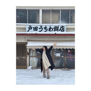 Yoh Yoshida Instagram - おはようございます。

「 大人のおしゃれ手帖 」5月号
発売中です。

一月の終わりに青森旅へ❄️
伝統工芸の"こぎん刺し"や"津軽塗"も体験💠

初めて訪れた青森は驚きの連続。食も人も手仕事もどれも本当に魅力的で、雪がしんしんと降り積もる静かな街はえも言われぬ美しさでした。もう一度この雪深い街に会いに来たいなぁと強く。（私はどうにも雪が好きなんだなと再認識したりも）

寒冷地ゆえに生まれた民芸には特に心動かされました。必要に迫られて生まれた人々の知恵と工夫が、今は街のシンボルとして観光を支えていることも感動的で。こぎん刺しのひと針ひと針に人々の命が見えました。

青森、またゆっくり行きたいです🍎💠🍏❄️

The magazine "Otona no Oshare Techo" is also on sale. I went on a trip to Aomori, where there is deep snow. Aomori has beautiful handicrafts, food, and overwhelming nature.

The life-giving “Koginzashi”, restaurants fascinated by Aomori ingredients, and the hearts of people who love their hometown, everything was impressive.  Aomori, I want to go again.

@osharetecho 
#大人のおしゃれ手帖