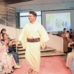 Yoh Yoshida Instagram - お待たせしました、ゲストのお二人です。 9/30は松尾諭さん、10/1は峯村リエさんにご登場頂きました。会場には、ドラマ「ラストマン」や、舞台「ザ・ウェルキン」を観てくださっていた方も多く、お二人のご登場は一段と盛り上がりました。 お二人とも着物の嗜み話だけでなく、作品の裏話も満載で、お客様にとっても貴重な時間だったのではないでしょうか。衣装の着姿はそれはそれは華やかで美しく、ニコニコと螺旋階段を降りて来てくださったそのお顔が見られて、スタイリストひつこは感無量でした。 というわけで、お二人の衣装も私がスタイリングさせていただきました。 9/30 ゲスト松尾諭さん 1）京都の呉服屋さんからお借りした、まるで羽衣のように軽い着心地の、最上級の夏単衣。「五島列島の自然豊かな環境で育った野蚕を、極細の糸に紡いで、手織した正絹に、時雨縞という小紋型を使って手染めした究極の逸品」なのだそうです。まだまだ未熟者の私でも、一目見て「逸品」と分かる質感と手触り。一生に一枚は、こういう着物を作りたいと思わされる素晴らしい一枚。 2）最上質の極細糸で別誂した生地に、江戸小紋と同じ技法で、京都で染付した逸品。 着物は毛万筋、羽織は極細亀甲紋様。 こちらも京都より。松尾さんの恰幅で羽織ると、「呉服屋の若旦那」または「凄腕の番頭さん」という風情で、しっくりと来てとてもお似合い。夏の単衣といい、こちらの袷のお着物といい、「いいものはいい」とただただため息の出る、圧巻のお着物でした。 10/1 ゲスト峯村リエさん 1）代田橋にあるアンティークショップ「 #キモノ葉月 @kimonohazuki77 」さんに、着物と帯と帯締めをお借りしました。BTS好きのリエさんが喜ぶ着物を選びたいというリクエストに、同じくBTSファンの店員なべさんが、グループテーマカラーが紫であることを教えてくださいまして。なのでリエさんコーデは紫で統一。それを軸にこの回では、普段コミカルな役の多いリエさんが生来持つ「上品さ」「たおやかさ」「艶やかさ」を表現したくて、暈かしの入った菊模様の、優しい印象の着物をチョイス。帯や帯締めも同系色のアンティークを選び統一感を出しました。因みに草履は以前、 #キモノ葉月 さんの受注会で買ったもの。台の色と鼻緒の柄を好みで選び、自分だけのオリジナル草履を作れます。定期的にやっている受注会なので、ぜひ公式インスタをチェックしてくださいね。高身長のリエさんに合わせて、裾には嘘つきスカートと、手首に付け袖。「気に入った着物を諦めなくていいんだね！」とリエさんが言ってくださって、「そうなんです！！！」と心の中で120デシベルくらいで叫びました。 （最後の写真は、ちゃっかり二人で指ハート） 2）黄色地に紫の矢羽模様のアンティーク着物に、緑の古典柄の帯。帯締めも合わせて全て代田橋の #キモノ葉月 @kimonohazuki77 さん。こちらも裄足らずだったので、アームウォーマーで視覚的カバー。 「BTSのトレードマークがこの矢羽模様に似ている」と、着物を見たリエさん大興奮。調べてみたらば、確かに！！！因みに黄色を選んだ理由は、リエさんの稽古着がいつも黄色いジャージだったから。なんでも、海外のサイトでわざわざ取り寄せた、テテが持っているものと同じものなんだとか。ファンってありがたいなぁ、としみじみ。 そうそう、MCの山岸さんのコーデもさせて頂きました。おばあさまの帯をお借りして、オレンジ×緑（カーキ）の秋色コーデ。お着物は、書籍の冒頭、羊飼いコーデで使ったものです。後ほどストーリーでシェアしますね。 つづく。 These are the two guests of ``Matouhitsuji''. Mr. Matsuo on 9/30 wore a top-quality kimono outfit borrowed from a kimono shop in Kyoto. Rie Minemura on October 1st wore an antique kimono with a BTS motif. They both look great together and I, as a stylist, really enjoyed them! All of Hazuki's kimonos used for this event and "Hitsuji Hitsuji" are available at the store. If you are interested, please visit the shop directly! #マトウヒツジ #kimonostyle #antique #actress #着物 #アンティーク #着物イベント #キモノ葉月 #代田橋