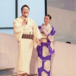 Yoh Yoshida Instagram - お待たせしました、ゲストのお二人です。 9/30は松尾諭さん、10/1は峯村リエさんにご登場頂きました。会場には、ドラマ「ラストマン」や、舞台「ザ・ウェルキン」を観てくださっていた方も多く、お二人のご登場は一段と盛り上がりました。 お二人とも着物の嗜み話だけでなく、作品の裏話も満載で、お客様にとっても貴重な時間だったのではないでしょうか。衣装の着姿はそれはそれは華やかで美しく、ニコニコと螺旋階段を降りて来てくださったそのお顔が見られて、スタイリストひつこは感無量でした。 というわけで、お二人の衣装も私がスタイリングさせていただきました。 9/30 ゲスト松尾諭さん 1）京都の呉服屋さんからお借りした、まるで羽衣のように軽い着心地の、最上級の夏単衣。「五島列島の自然豊かな環境で育った野蚕を、極細の糸に紡いで、手織した正絹に、時雨縞という小紋型を使って手染めした究極の逸品」なのだそうです。まだまだ未熟者の私でも、一目見て「逸品」と分かる質感と手触り。一生に一枚は、こういう着物を作りたいと思わされる素晴らしい一枚。 2）最上質の極細糸で別誂した生地に、江戸小紋と同じ技法で、京都で染付した逸品。 着物は毛万筋、羽織は極細亀甲紋様。 こちらも京都より。松尾さんの恰幅で羽織ると、「呉服屋の若旦那」または「凄腕の番頭さん」という風情で、しっくりと来てとてもお似合い。夏の単衣といい、こちらの袷のお着物といい、「いいものはいい」とただただため息の出る、圧巻のお着物でした。 10/1 ゲスト峯村リエさん 1）代田橋にあるアンティークショップ「 #キモノ葉月 @kimonohazuki77 」さんに、着物と帯と帯締めをお借りしました。BTS好きのリエさんが喜ぶ着物を選びたいというリクエストに、同じくBTSファンの店員なべさんが、グループテーマカラーが紫であることを教えてくださいまして。なのでリエさんコーデは紫で統一。それを軸にこの回では、普段コミカルな役の多いリエさんが生来持つ「上品さ」「たおやかさ」「艶やかさ」を表現したくて、暈かしの入った菊模様の、優しい印象の着物をチョイス。帯や帯締めも同系色のアンティークを選び統一感を出しました。因みに草履は以前、 #キモノ葉月 さんの受注会で買ったもの。台の色と鼻緒の柄を好みで選び、自分だけのオリジナル草履を作れます。定期的にやっている受注会なので、ぜひ公式インスタをチェックしてくださいね。高身長のリエさんに合わせて、裾には嘘つきスカートと、手首に付け袖。「気に入った着物を諦めなくていいんだね！」とリエさんが言ってくださって、「そうなんです！！！」と心の中で120デシベルくらいで叫びました。 （最後の写真は、ちゃっかり二人で指ハート） 2）黄色地に紫の矢羽模様のアンティーク着物に、緑の古典柄の帯。帯締めも合わせて全て代田橋の #キモノ葉月 @kimonohazuki77 さん。こちらも裄足らずだったので、アームウォーマーで視覚的カバー。 「BTSのトレードマークがこの矢羽模様に似ている」と、着物を見たリエさん大興奮。調べてみたらば、確かに！！！因みに黄色を選んだ理由は、リエさんの稽古着がいつも黄色いジャージだったから。なんでも、海外のサイトでわざわざ取り寄せた、テテが持っているものと同じものなんだとか。ファンってありがたいなぁ、としみじみ。 そうそう、MCの山岸さんのコーデもさせて頂きました。おばあさまの帯をお借りして、オレンジ×緑（カーキ）の秋色コーデ。お着物は、書籍の冒頭、羊飼いコーデで使ったものです。後ほどストーリーでシェアしますね。 つづく。 These are the two guests of ``Matouhitsuji''. Mr. Matsuo on 9/30 wore a top-quality kimono outfit borrowed from a kimono shop in Kyoto. Rie Minemura on October 1st wore an antique kimono with a BTS motif. They both look great together and I, as a stylist, really enjoyed them! All of Hazuki's kimonos used for this event and "Hitsuji Hitsuji" are available at the store. If you are interested, please visit the shop directly! #マトウヒツジ #kimonostyle #antique #actress #着物 #アンティーク #着物イベント #キモノ葉月 #代田橋
