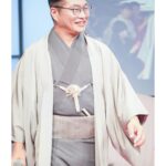 Yoh Yoshida Instagram - お待たせしました、ゲストのお二人です。 9/30は松尾諭さん、10/1は峯村リエさんにご登場頂きました。会場には、ドラマ「ラストマン」や、舞台「ザ・ウェルキン」を観てくださっていた方も多く、お二人のご登場は一段と盛り上がりました。 お二人とも着物の嗜み話だけでなく、作品の裏話も満載で、お客様にとっても貴重な時間だったのではないでしょうか。衣装の着姿はそれはそれは華やかで美しく、ニコニコと螺旋階段を降りて来てくださったそのお顔が見られて、スタイリストひつこは感無量でした。 というわけで、お二人の衣装も私がスタイリングさせていただきました。 9/30 ゲスト松尾諭さん 1）京都の呉服屋さんからお借りした、まるで羽衣のように軽い着心地の、最上級の夏単衣。「五島列島の自然豊かな環境で育った野蚕を、極細の糸に紡いで、手織した正絹に、時雨縞という小紋型を使って手染めした究極の逸品」なのだそうです。まだまだ未熟者の私でも、一目見て「逸品」と分かる質感と手触り。一生に一枚は、こういう着物を作りたいと思わされる素晴らしい一枚。 2）最上質の極細糸で別誂した生地に、江戸小紋と同じ技法で、京都で染付した逸品。 着物は毛万筋、羽織は極細亀甲紋様。 こちらも京都より。松尾さんの恰幅で羽織ると、「呉服屋の若旦那」または「凄腕の番頭さん」という風情で、しっくりと来てとてもお似合い。夏の単衣といい、こちらの袷のお着物といい、「いいものはいい」とただただため息の出る、圧巻のお着物でした。 10/1 ゲスト峯村リエさん 1）代田橋にあるアンティークショップ「 #キモノ葉月 @kimonohazuki77 」さんに、着物と帯と帯締めをお借りしました。BTS好きのリエさんが喜ぶ着物を選びたいというリクエストに、同じくBTSファンの店員なべさんが、グループテーマカラーが紫であることを教えてくださいまして。なのでリエさんコーデは紫で統一。それを軸にこの回では、普段コミカルな役の多いリエさんが生来持つ「上品さ」「たおやかさ」「艶やかさ」を表現したくて、暈かしの入った菊模様の、優しい印象の着物をチョイス。帯や帯締めも同系色のアンティークを選び統一感を出しました。因みに草履は以前、 #キモノ葉月 さんの受注会で買ったもの。台の色と鼻緒の柄を好みで選び、自分だけのオリジナル草履を作れます。定期的にやっている受注会なので、ぜひ公式インスタをチェックしてくださいね。高身長のリエさんに合わせて、裾には嘘つきスカートと、手首に付け袖。「気に入った着物を諦めなくていいんだね！」とリエさんが言ってくださって、「そうなんです！！！」と心の中で120デシベルくらいで叫びました。 （最後の写真は、ちゃっかり二人で指ハート） 2）黄色地に紫の矢羽模様のアンティーク着物に、緑の古典柄の帯。帯締めも合わせて全て代田橋の #キモノ葉月 @kimonohazuki77 さん。こちらも裄足らずだったので、アームウォーマーで視覚的カバー。 「BTSのトレードマークがこの矢羽模様に似ている」と、着物を見たリエさん大興奮。調べてみたらば、確かに！！！因みに黄色を選んだ理由は、リエさんの稽古着がいつも黄色いジャージだったから。なんでも、海外のサイトでわざわざ取り寄せた、テテが持っているものと同じものなんだとか。ファンってありがたいなぁ、としみじみ。 そうそう、MCの山岸さんのコーデもさせて頂きました。おばあさまの帯をお借りして、オレンジ×緑（カーキ）の秋色コーデ。お着物は、書籍の冒頭、羊飼いコーデで使ったものです。後ほどストーリーでシェアしますね。 つづく。 These are the two guests of ``Matouhitsuji''. Mr. Matsuo on 9/30 wore a top-quality kimono outfit borrowed from a kimono shop in Kyoto. Rie Minemura on October 1st wore an antique kimono with a BTS motif. They both look great together and I, as a stylist, really enjoyed them! All of Hazuki's kimonos used for this event and "Hitsuji Hitsuji" are available at the store. If you are interested, please visit the shop directly! #マトウヒツジ #kimonostyle #antique #actress #着物 #アンティーク #着物イベント #キモノ葉月 #代田橋
