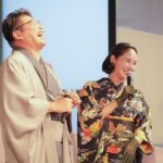 Yoh Yoshida Instagram - お待たせしました、ゲストのお二人です。 9/30は松尾諭さん、10/1は峯村リエさんにご登場頂きました。会場には、ドラマ「ラストマン」や、舞台「ザ・ウェルキン」を観てくださっていた方も多く、お二人のご登場は一段と盛り上がりました。 お二人とも着物の嗜み話だけでなく、作品の裏話も満載で、お客様にとっても貴重な時間だったのではないでしょうか。衣装の着姿はそれはそれは華やかで美しく、ニコニコと螺旋階段を降りて来てくださったそのお顔が見られて、スタイリストひつこは感無量でした。 というわけで、お二人の衣装も私がスタイリングさせていただきました。 9/30 ゲスト松尾諭さん 1）京都の呉服屋さんからお借りした、まるで羽衣のように軽い着心地の、最上級の夏単衣。「五島列島の自然豊かな環境で育った野蚕を、極細の糸に紡いで、手織した正絹に、時雨縞という小紋型を使って手染めした究極の逸品」なのだそうです。まだまだ未熟者の私でも、一目見て「逸品」と分かる質感と手触り。一生に一枚は、こういう着物を作りたいと思わされる素晴らしい一枚。 2）最上質の極細糸で別誂した生地に、江戸小紋と同じ技法で、京都で染付した逸品。 着物は毛万筋、羽織は極細亀甲紋様。 こちらも京都より。松尾さんの恰幅で羽織ると、「呉服屋の若旦那」または「凄腕の番頭さん」という風情で、しっくりと来てとてもお似合い。夏の単衣といい、こちらの袷のお着物といい、「いいものはいい」とただただため息の出る、圧巻のお着物でした。 10/1 ゲスト峯村リエさん 1）代田橋にあるアンティークショップ「 #キモノ葉月 @kimonohazuki77 」さんに、着物と帯と帯締めをお借りしました。BTS好きのリエさんが喜ぶ着物を選びたいというリクエストに、同じくBTSファンの店員なべさんが、グループテーマカラーが紫であることを教えてくださいまして。なのでリエさんコーデは紫で統一。それを軸にこの回では、普段コミカルな役の多いリエさんが生来持つ「上品さ」「たおやかさ」「艶やかさ」を表現したくて、暈かしの入った菊模様の、優しい印象の着物をチョイス。帯や帯締めも同系色のアンティークを選び統一感を出しました。因みに草履は以前、 #キモノ葉月 さんの受注会で買ったもの。台の色と鼻緒の柄を好みで選び、自分だけのオリジナル草履を作れます。定期的にやっている受注会なので、ぜひ公式インスタをチェックしてくださいね。高身長のリエさんに合わせて、裾には嘘つきスカートと、手首に付け袖。「気に入った着物を諦めなくていいんだね！」とリエさんが言ってくださって、「そうなんです！！！」と心の中で120デシベルくらいで叫びました。 （最後の写真は、ちゃっかり二人で指ハート） 2）黄色地に紫の矢羽模様のアンティーク着物に、緑の古典柄の帯。帯締めも合わせて全て代田橋の #キモノ葉月 @kimonohazuki77 さん。こちらも裄足らずだったので、アームウォーマーで視覚的カバー。 「BTSのトレードマークがこの矢羽模様に似ている」と、着物を見たリエさん大興奮。調べてみたらば、確かに！！！因みに黄色を選んだ理由は、リエさんの稽古着がいつも黄色いジャージだったから。なんでも、海外のサイトでわざわざ取り寄せた、テテが持っているものと同じものなんだとか。ファンってありがたいなぁ、としみじみ。 そうそう、MCの山岸さんのコーデもさせて頂きました。おばあさまの帯をお借りして、オレンジ×緑（カーキ）の秋色コーデ。お着物は、書籍の冒頭、羊飼いコーデで使ったものです。後ほどストーリーでシェアしますね。 つづく。 These are the two guests of ``Matouhitsuji''. Mr. Matsuo on 9/30 wore a top-quality kimono outfit borrowed from a kimono shop in Kyoto. Rie Minemura on October 1st wore an antique kimono with a BTS motif. They both look great together and I, as a stylist, really enjoyed them! All of Hazuki's kimonos used for this event and "Hitsuji Hitsuji" are available at the store. If you are interested, please visit the shop directly! #マトウヒツジ #kimonostyle #antique #actress #着物 #アンティーク #着物イベント #キモノ葉月 #代田橋