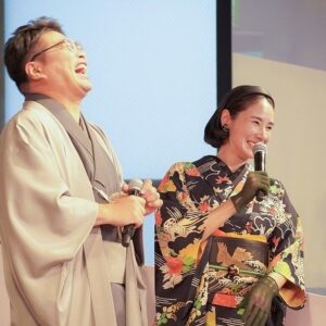 Yoh Yoshida Instagram - お待たせしました、ゲストのお二人です。

9/30は松尾諭さん、10/1は峯村リエさんにご登場頂きました。会場には、ドラマ「ラストマン」や、舞台「ザ・ウェルキン」を観てくださっていた方も多く、お二人のご登場は一段と盛り上がりました。

お二人とも着物の嗜み話だけでなく、作品の裏話も満載で、お客様にとっても貴重な時間だったのではないでしょうか。衣装の着姿はそれはそれは華やかで美しく、ニコニコと螺旋階段を降りて来てくださったそのお顔が見られて、スタイリストひつこは感無量でした。

というわけで、お二人の衣装も私がスタイリングさせていただきました。

9/30  ゲスト松尾諭さん
1）京都の呉服屋さんからお借りした、まるで羽衣のように軽い着心地の、最上級の夏単衣。「五島列島の自然豊かな環境で育った野蚕を、極細の糸に紡いで、手織した正絹に、時雨縞という小紋型を使って手染めした究極の逸品」なのだそうです。まだまだ未熟者の私でも、一目見て「逸品」と分かる質感と手触り。一生に一枚は、こういう着物を作りたいと思わされる素晴らしい一枚。

2）最上質の極細糸で別誂した生地に、江戸小紋と同じ技法で、京都で染付した逸品。
着物は毛万筋、羽織は極細亀甲紋様。
こちらも京都より。松尾さんの恰幅で羽織ると、「呉服屋の若旦那」または「凄腕の番頭さん」という風情で、しっくりと来てとてもお似合い。夏の単衣といい、こちらの袷のお着物といい、「いいものはいい」とただただため息の出る、圧巻のお着物でした。

10/1  ゲスト峯村リエさん
1）代田橋にあるアンティークショップ「 #キモノ葉月 @kimonohazuki77 」さんに、着物と帯と帯締めをお借りしました。BTS好きのリエさんが喜ぶ着物を選びたいというリクエストに、同じくBTSファンの店員なべさんが、グループテーマカラーが紫であることを教えてくださいまして。なのでリエさんコーデは紫で統一。それを軸にこの回では、普段コミカルな役の多いリエさんが生来持つ「上品さ」「たおやかさ」「艶やかさ」を表現したくて、暈かしの入った菊模様の、優しい印象の着物をチョイス。帯や帯締めも同系色のアンティークを選び統一感を出しました。因みに草履は以前、 #キモノ葉月 さんの受注会で買ったもの。台の色と鼻緒の柄を好みで選び、自分だけのオリジナル草履を作れます。定期的にやっている受注会なので、ぜひ公式インスタをチェックしてくださいね。高身長のリエさんに合わせて、裾には嘘つきスカートと、手首に付け袖。「気に入った着物を諦めなくていいんだね！」とリエさんが言ってくださって、「そうなんです！！！」と心の中で120デシベルくらいで叫びました。
（最後の写真は、ちゃっかり二人で指ハート）

2）黄色地に紫の矢羽模様のアンティーク着物に、緑の古典柄の帯。帯締めも合わせて全て代田橋の #キモノ葉月 @kimonohazuki77 さん。こちらも裄足らずだったので、アームウォーマーで視覚的カバー。
「BTSのトレードマークがこの矢羽模様に似ている」と、着物を見たリエさん大興奮。調べてみたらば、確かに！！！因みに黄色を選んだ理由は、リエさんの稽古着がいつも黄色いジャージだったから。なんでも、海外のサイトでわざわざ取り寄せた、テテが持っているものと同じものなんだとか。ファンってありがたいなぁ、としみじみ。

そうそう、MCの山岸さんのコーデもさせて頂きました。おばあさまの帯をお借りして、オレンジ×緑（カーキ）の秋色コーデ。お着物は、書籍の冒頭、羊飼いコーデで使ったものです。後ほどストーリーでシェアしますね。

つづく。

These are the two guests of ``Matouhitsuji''. Mr. Matsuo on 9/30 wore a top-quality kimono outfit borrowed from a kimono shop in Kyoto.  Rie Minemura on October 1st wore an antique kimono with a BTS motif.  They both look great together and I, as a stylist, really enjoyed them! All of Hazuki's kimonos used for this event and "Hitsuji Hitsuji" are available at the store.  If you are interested, please visit the shop directly!

#マトウヒツジ
#kimonostyle
#antique 
#actress
#着物 
#アンティーク 
#着物イベント
#キモノ葉月
#代田橋