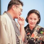 Yoh Yoshida Instagram - お待たせしました、ゲストのお二人です。 9/30は松尾諭さん、10/1は峯村リエさんにご登場頂きました。会場には、ドラマ「ラストマン」や、舞台「ザ・ウェルキン」を観てくださっていた方も多く、お二人のご登場は一段と盛り上がりました。 お二人とも着物の嗜み話だけでなく、作品の裏話も満載で、お客様にとっても貴重な時間だったのではないでしょうか。衣装の着姿はそれはそれは華やかで美しく、ニコニコと螺旋階段を降りて来てくださったそのお顔が見られて、スタイリストひつこは感無量でした。 というわけで、お二人の衣装も私がスタイリングさせていただきました。 9/30 ゲスト松尾諭さん 1）京都の呉服屋さんからお借りした、まるで羽衣のように軽い着心地の、最上級の夏単衣。「五島列島の自然豊かな環境で育った野蚕を、極細の糸に紡いで、手織した正絹に、時雨縞という小紋型を使って手染めした究極の逸品」なのだそうです。まだまだ未熟者の私でも、一目見て「逸品」と分かる質感と手触り。一生に一枚は、こういう着物を作りたいと思わされる素晴らしい一枚。 2）最上質の極細糸で別誂した生地に、江戸小紋と同じ技法で、京都で染付した逸品。 着物は毛万筋、羽織は極細亀甲紋様。 こちらも京都より。松尾さんの恰幅で羽織ると、「呉服屋の若旦那」または「凄腕の番頭さん」という風情で、しっくりと来てとてもお似合い。夏の単衣といい、こちらの袷のお着物といい、「いいものはいい」とただただため息の出る、圧巻のお着物でした。 10/1 ゲスト峯村リエさん 1）代田橋にあるアンティークショップ「 #キモノ葉月 @kimonohazuki77 」さんに、着物と帯と帯締めをお借りしました。BTS好きのリエさんが喜ぶ着物を選びたいというリクエストに、同じくBTSファンの店員なべさんが、グループテーマカラーが紫であることを教えてくださいまして。なのでリエさんコーデは紫で統一。それを軸にこの回では、普段コミカルな役の多いリエさんが生来持つ「上品さ」「たおやかさ」「艶やかさ」を表現したくて、暈かしの入った菊模様の、優しい印象の着物をチョイス。帯や帯締めも同系色のアンティークを選び統一感を出しました。因みに草履は以前、 #キモノ葉月 さんの受注会で買ったもの。台の色と鼻緒の柄を好みで選び、自分だけのオリジナル草履を作れます。定期的にやっている受注会なので、ぜひ公式インスタをチェックしてくださいね。高身長のリエさんに合わせて、裾には嘘つきスカートと、手首に付け袖。「気に入った着物を諦めなくていいんだね！」とリエさんが言ってくださって、「そうなんです！！！」と心の中で120デシベルくらいで叫びました。 （最後の写真は、ちゃっかり二人で指ハート） 2）黄色地に紫の矢羽模様のアンティーク着物に、緑の古典柄の帯。帯締めも合わせて全て代田橋の #キモノ葉月 @kimonohazuki77 さん。こちらも裄足らずだったので、アームウォーマーで視覚的カバー。 「BTSのトレードマークがこの矢羽模様に似ている」と、着物を見たリエさん大興奮。調べてみたらば、確かに！！！因みに黄色を選んだ理由は、リエさんの稽古着がいつも黄色いジャージだったから。なんでも、海外のサイトでわざわざ取り寄せた、テテが持っているものと同じものなんだとか。ファンってありがたいなぁ、としみじみ。 そうそう、MCの山岸さんのコーデもさせて頂きました。おばあさまの帯をお借りして、オレンジ×緑（カーキ）の秋色コーデ。お着物は、書籍の冒頭、羊飼いコーデで使ったものです。後ほどストーリーでシェアしますね。 つづく。 These are the two guests of ``Matouhitsuji''. Mr. Matsuo on 9/30 wore a top-quality kimono outfit borrowed from a kimono shop in Kyoto. Rie Minemura on October 1st wore an antique kimono with a BTS motif. They both look great together and I, as a stylist, really enjoyed them! All of Hazuki's kimonos used for this event and "Hitsuji Hitsuji" are available at the store. If you are interested, please visit the shop directly! #マトウヒツジ #kimonostyle #antique #actress #着物 #アンティーク #着物イベント #キモノ葉月 #代田橋