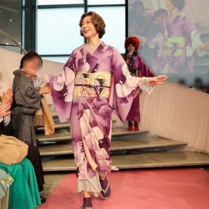 Yoh Yoshida Instagram - お待たせしました、ゲストのお二人です。

9/30は松尾諭さん、10/1は峯村リエさんにご登場頂きました。会場には、ドラマ「ラストマン」や、舞台「ザ・ウェルキン」を観てくださっていた方も多く、お二人のご登場は一段と盛り上がりました。

お二人とも着物の嗜み話だけでなく、作品の裏話も満載で、お客様にとっても貴重な時間だったのではないでしょうか。衣装の着姿はそれはそれは華やかで美しく、ニコニコと螺旋階段を降りて来てくださったそのお顔が見られて、スタイリストひつこは感無量でした。

というわけで、お二人の衣装も私がスタイリングさせていただきました。

9/30  ゲスト松尾諭さん
1）京都の呉服屋さんからお借りした、まるで羽衣のように軽い着心地の、最上級の夏単衣。「五島列島の自然豊かな環境で育った野蚕を、極細の糸に紡いで、手織した正絹に、時雨縞という小紋型を使って手染めした究極の逸品」なのだそうです。まだまだ未熟者の私でも、一目見て「逸品」と分かる質感と手触り。一生に一枚は、こういう着物を作りたいと思わされる素晴らしい一枚。

2）最上質の極細糸で別誂した生地に、江戸小紋と同じ技法で、京都で染付した逸品。
着物は毛万筋、羽織は極細亀甲紋様。
こちらも京都より。松尾さんの恰幅で羽織ると、「呉服屋の若旦那」または「凄腕の番頭さん」という風情で、しっくりと来てとてもお似合い。夏の単衣といい、こちらの袷のお着物といい、「いいものはいい」とただただため息の出る、圧巻のお着物でした。

10/1  ゲスト峯村リエさん
1）代田橋にあるアンティークショップ「 #キモノ葉月 @kimonohazuki77 」さんに、着物と帯と帯締めをお借りしました。BTS好きのリエさんが喜ぶ着物を選びたいというリクエストに、同じくBTSファンの店員なべさんが、グループテーマカラーが紫であることを教えてくださいまして。なのでリエさんコーデは紫で統一。それを軸にこの回では、普段コミカルな役の多いリエさんが生来持つ「上品さ」「たおやかさ」「艶やかさ」を表現したくて、暈かしの入った菊模様の、優しい印象の着物をチョイス。帯や帯締めも同系色のアンティークを選び統一感を出しました。因みに草履は以前、 #キモノ葉月 さんの受注会で買ったもの。台の色と鼻緒の柄を好みで選び、自分だけのオリジナル草履を作れます。定期的にやっている受注会なので、ぜひ公式インスタをチェックしてくださいね。高身長のリエさんに合わせて、裾には嘘つきスカートと、手首に付け袖。「気に入った着物を諦めなくていいんだね！」とリエさんが言ってくださって、「そうなんです！！！」と心の中で120デシベルくらいで叫びました。
（最後の写真は、ちゃっかり二人で指ハート）

2）黄色地に紫の矢羽模様のアンティーク着物に、緑の古典柄の帯。帯締めも合わせて全て代田橋の #キモノ葉月 @kimonohazuki77 さん。こちらも裄足らずだったので、アームウォーマーで視覚的カバー。
「BTSのトレードマークがこの矢羽模様に似ている」と、着物を見たリエさん大興奮。調べてみたらば、確かに！！！因みに黄色を選んだ理由は、リエさんの稽古着がいつも黄色いジャージだったから。なんでも、海外のサイトでわざわざ取り寄せた、テテが持っているものと同じものなんだとか。ファンってありがたいなぁ、としみじみ。

そうそう、MCの山岸さんのコーデもさせて頂きました。おばあさまの帯をお借りして、オレンジ×緑（カーキ）の秋色コーデ。お着物は、書籍の冒頭、羊飼いコーデで使ったものです。後ほどストーリーでシェアしますね。

つづく。

These are the two guests of ``Matouhitsuji''. Mr. Matsuo on 9/30 wore a top-quality kimono outfit borrowed from a kimono shop in Kyoto.  Rie Minemura on October 1st wore an antique kimono with a BTS motif.  They both look great together and I, as a stylist, really enjoyed them! All of Hazuki's kimonos used for this event and "Hitsuji Hitsuji" are available at the store.  If you are interested, please visit the shop directly!

#マトウヒツジ
#kimonostyle
#antique 
#actress
#着物 
#アンティーク 
#着物イベント
#キモノ葉月
#代田橋