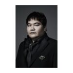 Yoh Yoshida Instagram - 彼はローゼンクランツ。ギルデンスターンといつもセットで行動する、ハムレットの学友です。演出家森新太郎さんは、彼らを「ロゼギル」と呼びます。まるでジャルジャルのような呼び名ですが、いやいや、これが芸人さながら、ニコイチの彼らの登場シーンはいつもほっこり、笑いが起こります。陰鬱で、死の影が常に漂う今作品に於けるオアシスと言っても過言ではない。 ローゼンクランツとギルデンスターンは、現王クローディアスから命じられ、ハムレットの狂気の真意を探るスパイとなります。仲の良い学友だったのに、目の前で大金をチラつかされ、あっという間に魂を売ってしまう二人。ところが頭の良いハムレットもあっという間にそのことに気付き、彼らの思惑通りとは行きません。物語の後半では、クローディアスの手下と成り下がった彼らに、ある制裁を加えるハムレット。ところが、彼らがどのような経緯でそれを受け、どのような最期を迎えたのか、シェイクスピアは描きませんでした。そのため、「ローゼンクランツとギルデンスターンは死んだ」という彼ら二人を主役にした戯曲（今で言うスピンオフ）も後に生まれたほど、この二人はとてもチャーミングで謎に満ちた人物です。 演じる駒木根さんは、朝ドラ「純と愛」で初めてご一緒しました。ホテルオオサキの仕事仲間で、そこでもお調子者役ではありましたが、ふと見せる弱さや切なさがたまらなく素敵な上に、そのお身体からマスコットのようでもあり、当時もよく絡んでは現場でお相手をしていただいた記憶があります。「サイタマノラッパー」という映画で主演を務めた彼のラップは、本当に本当に素晴らしいので、未見の方はぜひ。 そして昨日は駒木根さん43ちゃいのお誕生日。稽古場でみんなでお祝いしました！いぇい！ He is Hamlet's schoolmate, Rosencrantz, who is always with Guildenstern and their movements are often linked. And the scenes in which they appear are an oasis in this gloomy tale. Komakine, who plays the role, weighs 95 kg (according to Wiki). He seems to be working hard to maintain his figure, sometimes restricting his carbohydrate intake and other times not🤭 #駒木根隆介 #95kgの体作りは伊達じゃない #hamletq1 @parco_stage #東京大阪愛知福岡 #5/11start