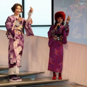 Yoh Yoshida Instagram - お待たせしました、ゲストのお二人です。

9/30は松尾諭さん、10/1は峯村リエさんにご登場頂きました。会場には、ドラマ「ラストマン」や、舞台「ザ・ウェルキン」を観てくださっていた方も多く、お二人のご登場は一段と盛り上がりました。

お二人とも着物の嗜み話だけでなく、作品の裏話も満載で、お客様にとっても貴重な時間だったのではないでしょうか。衣装の着姿はそれはそれは華やかで美しく、ニコニコと螺旋階段を降りて来てくださったそのお顔が見られて、スタイリストひつこは感無量でした。

というわけで、お二人の衣装も私がスタイリングさせていただきました。

9/30  ゲスト松尾諭さん
1）京都の呉服屋さんからお借りした、まるで羽衣のように軽い着心地の、最上級の夏単衣。「五島列島の自然豊かな環境で育った野蚕を、極細の糸に紡いで、手織した正絹に、時雨縞という小紋型を使って手染めした究極の逸品」なのだそうです。まだまだ未熟者の私でも、一目見て「逸品」と分かる質感と手触り。一生に一枚は、こういう着物を作りたいと思わされる素晴らしい一枚。

2）最上質の極細糸で別誂した生地に、江戸小紋と同じ技法で、京都で染付した逸品。
着物は毛万筋、羽織は極細亀甲紋様。
こちらも京都より。松尾さんの恰幅で羽織ると、「呉服屋の若旦那」または「凄腕の番頭さん」という風情で、しっくりと来てとてもお似合い。夏の単衣といい、こちらの袷のお着物といい、「いいものはいい」とただただため息の出る、圧巻のお着物でした。

10/1  ゲスト峯村リエさん
1）代田橋にあるアンティークショップ「 #キモノ葉月 @kimonohazuki77 」さんに、着物と帯と帯締めをお借りしました。BTS好きのリエさんが喜ぶ着物を選びたいというリクエストに、同じくBTSファンの店員なべさんが、グループテーマカラーが紫であることを教えてくださいまして。なのでリエさんコーデは紫で統一。それを軸にこの回では、普段コミカルな役の多いリエさんが生来持つ「上品さ」「たおやかさ」「艶やかさ」を表現したくて、暈かしの入った菊模様の、優しい印象の着物をチョイス。帯や帯締めも同系色のアンティークを選び統一感を出しました。因みに草履は以前、 #キモノ葉月 さんの受注会で買ったもの。台の色と鼻緒の柄を好みで選び、自分だけのオリジナル草履を作れます。定期的にやっている受注会なので、ぜひ公式インスタをチェックしてくださいね。高身長のリエさんに合わせて、裾には嘘つきスカートと、手首に付け袖。「気に入った着物を諦めなくていいんだね！」とリエさんが言ってくださって、「そうなんです！！！」と心の中で120デシベルくらいで叫びました。
（最後の写真は、ちゃっかり二人で指ハート）

2）黄色地に紫の矢羽模様のアンティーク着物に、緑の古典柄の帯。帯締めも合わせて全て代田橋の #キモノ葉月 @kimonohazuki77 さん。こちらも裄足らずだったので、アームウォーマーで視覚的カバー。
「BTSのトレードマークがこの矢羽模様に似ている」と、着物を見たリエさん大興奮。調べてみたらば、確かに！！！因みに黄色を選んだ理由は、リエさんの稽古着がいつも黄色いジャージだったから。なんでも、海外のサイトでわざわざ取り寄せた、テテが持っているものと同じものなんだとか。ファンってありがたいなぁ、としみじみ。

そうそう、MCの山岸さんのコーデもさせて頂きました。おばあさまの帯をお借りして、オレンジ×緑（カーキ）の秋色コーデ。お着物は、書籍の冒頭、羊飼いコーデで使ったものです。後ほどストーリーでシェアしますね。

つづく。

These are the two guests of ``Matouhitsuji''. Mr. Matsuo on 9/30 wore a top-quality kimono outfit borrowed from a kimono shop in Kyoto.  Rie Minemura on October 1st wore an antique kimono with a BTS motif.  They both look great together and I, as a stylist, really enjoyed them! All of Hazuki's kimonos used for this event and "Hitsuji Hitsuji" are available at the store.  If you are interested, please visit the shop directly!

#マトウヒツジ
#kimonostyle
#antique 
#actress
#着物 
#アンティーク 
#着物イベント
#キモノ葉月
#代田橋