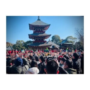 Yoh Yoshida Instagram - 皆さま、今年もお誕生日を覚えてくださり
ありがとうございます😊

健康であること、
求めていただける現場があること、
覚えるべきセリフがあること、

愛情深く素晴らしいスタッフさんと、
感性豊かで愉快な仲間たちがそばにいてくれること、

そして、いつも応援してくださる、
あなたと、あなたと、あなたの、

そのすべてに、心からの感謝をこめて。

さぁ、今年は久しぶりにこれやりますよ。
それではみなさま、

お祝いコメント、
よーいどん😊

Happy  birthday to me!!

#HBTM2024
#人生初の豆まき
#貴重な体験でした
#by詮子
#23:38生まれ
#まだ生まれてません
#幾つかお写真いただきました