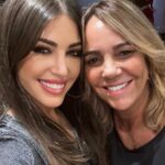 Yolanthe Cabau Instagram - Ik lig op bed en kan niet slapen.. gisteren zijn we deze mooie lieve engel verloren. Ik kan het maar niet bevatten… hoe was je een paar uur geleden nog bij ons… hand in hand… en nu ben je zo ver weg… ook al zit je heel erg diep in mijn hart voor altijd. Ik mis je nu al zo erg. En de pijn steekt. Heel erg. Zo veel mooie herinneringen met jou mama Syllie.. zo veel gelachen en meegemaakt samen. Zo veel bijzondere jaren dat je mij vanaf dag één als je dochter beschouwde. Owee als iemand kwaad over mij sprak. Als een leeuwin vocht je voor mij. Je pikte het niet, niet op social media en ook in het echte leven niet. Alleen maar liefde. Ik lees onze gesprekken terug en kijk onze video’s.. hoe is dit nu waar? Wij houden zo veel van jou en jij van ons. Tot aan je laatste dagen moest je nog om me lachen terwijl je tegen de gemene ziekte vocht. Je wilde niet opgegeven. Je wilde nog zo graag van alles genieten. Wat heb ik veel liefde van je gekregen en wat ben ik nu kapot van het feit dat ik je nooit meer even op kan bellen. Niet meer lekker bij je op bezoek kan thee met je drinken en kletsen over alles in het leven. Xess je niet meer kan FaceTimen in de ochtend op weg naar schooltje. Wat doet dit zeer. Wat koester ik al onze tripjes naar LA, Dubai, Italië, Turkije, Brazilië, Afrika, Ibiza, en overal ter wereld. Wat koester ik jou lieve mama syllie. Een geweldige moeder en een grandioze trotse lieve oma die alles over had voor haar kleinkinderen. We zijn ontroostbaar.. waarom kan oma niet nog heel even wakker worden voor nog één laatste knuffel? Mijn hart is in duizend stukjes gebroken. Lieve Syllie.. bedankt voor alles!! Je leeft voort in al onze hartjes. We houden allemaal zo veel van jou!! For ever and always ❤️