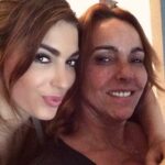 Yolanthe Cabau Instagram - Ik lig op bed en kan niet slapen.. gisteren zijn we deze mooie lieve engel verloren. Ik kan het maar niet bevatten… hoe was je een paar uur geleden nog bij ons… hand in hand… en nu ben je zo ver weg… ook al zit je heel erg diep in mijn hart voor altijd. Ik mis je nu al zo erg. En de pijn steekt. Heel erg. Zo veel mooie herinneringen met jou mama Syllie.. zo veel gelachen en meegemaakt samen. Zo veel bijzondere jaren dat je mij vanaf dag één als je dochter beschouwde. Owee als iemand kwaad over mij sprak. Als een leeuwin vocht je voor mij. Je pikte het niet, niet op social media en ook in het echte leven niet. Alleen maar liefde. Ik lees onze gesprekken terug en kijk onze video’s.. hoe is dit nu waar? Wij houden zo veel van jou en jij van ons. Tot aan je laatste dagen moest je nog om me lachen terwijl je tegen de gemene ziekte vocht. Je wilde niet opgegeven. Je wilde nog zo graag van alles genieten. Wat heb ik veel liefde van je gekregen en wat ben ik nu kapot van het feit dat ik je nooit meer even op kan bellen. Niet meer lekker bij je op bezoek kan thee met je drinken en kletsen over alles in het leven. Xess je niet meer kan FaceTimen in de ochtend op weg naar schooltje. Wat doet dit zeer. Wat koester ik al onze tripjes naar LA, Dubai, Italië, Turkije, Brazilië, Afrika, Ibiza, en overal ter wereld. Wat koester ik jou lieve mama syllie. Een geweldige moeder en een grandioze trotse lieve oma die alles over had voor haar kleinkinderen. We zijn ontroostbaar.. waarom kan oma niet nog heel even wakker worden voor nog één laatste knuffel? Mijn hart is in duizend stukjes gebroken. Lieve Syllie.. bedankt voor alles!! Je leeft voort in al onze hartjes. We houden allemaal zo veel van jou!! For ever and always ❤️