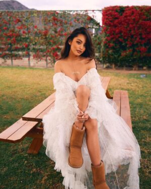 Yongwaree Anilbol Instagram - @landmee_official ‘s love story👰🏻‍♀️ the most naughty dress I have ever worn. I’m grateful for @landmee for this dress and the bridesmaids dresses. You have been my rock throughout the year. ✨#WillYouMarryFah