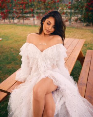 Yongwaree Anilbol Instagram - @landmee_official ‘s love story👰🏻‍♀️ the most naughty dress I have ever worn. I’m grateful for @landmee for this dress and the bridesmaids dresses. You have been my rock throughout the year. ✨#WillYouMarryFah