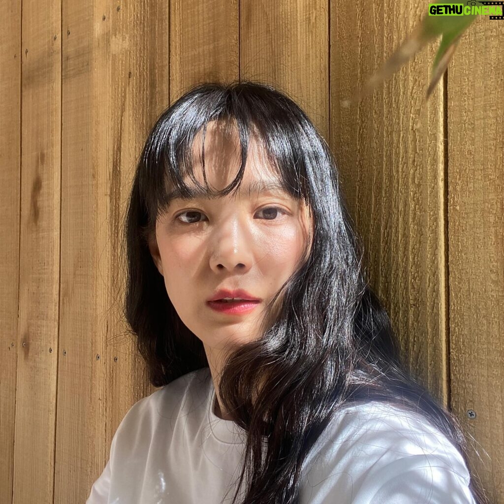 Yoon Seung-ah Instagram - 오늘 라일락 향기에 너무 행복했다.