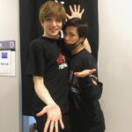 Yu Shirota Instagram - お客様シリーズ⑩ まっけん 将来のミュージカルスターが来たぞよ!!笑 実はおれの中で、次回のピピン候補が2人ほどいて、1人はまっけん。無理って言うてたけど、彼なら絶対出来る。この人の舞台人としてのポテンシャルは高いよー!そしてここからまだまだ伸びるよー!!でも本当まっけんピピンいつか観たいなぁ☺︎ってかまっけんとも仕事したことないや笑 いつかがっつりやりまひょ! . 八嶋さーん! 主演させていただいた“源氏物語”ぶりかな??あの時の八嶋さんの役が大好き。「会いたいと痛むぅこの胸ぇがぁっ!」笑 SPドラマでまたやりたいなぁ、、我らが松也も出演していた”六月歌舞伎”本当に観に行きたかった😭 八嶋さんの劇団”カムカムミニキーナ”も未だ観れておらず、、必ずや近々伺います!!観に来て下さり、感激でございました!! . ちー、リオ、ビアさん!! ちーは高校の同級生。15歳からの仲です。在学中にミュージカルをやっていたのは僕ら2人だけだったこともあり、そして3年生の時は席も隣だったりもして、よく話してた記憶☺︎ 言うまでもなく彼女は男子のアイドルでした。笑 相当モテただろうなぁ。 今も変わらず美しいちーでございます。 . そんなちーの妹!リオ!2014年の”ファントム”のクリスティーヌ役でミュージカルデビューした彼女。初ミュージカルであの役は本当に大変だったと思う。本当よく頑張ったね。最近、当時の映像を観る機会があったんだけど、一心不乱にソプラノを歌うリオの姿を、あたしゃ涙ぐみながら観ておりました。笑 またミュージカルも是非やっておくれやす☺︎ . ビアさん!! 昔から知っていて、良くお話もさせていただくのだけど、これまた実は一度も共演したことがないっていう。笑 こういう方本当に多いな、、笑 最近だと、僕の大好きなロミジュリの”乳母”を演じておられました。彼女の魂の歌声は、とってもソウルフルで、心にすーっと入ってきます。いつか必ずや、やりませう☺︎ . 優！優ともかれこれ18年の仲になりますな。こちらも一度も共演なし、、笑 出会った頃から大人っぽかったけど、今も全然変わらなくて、本当おったまげ。2児の母とは思えん。優と会うと、昔撮った、とある写真を思い出す。カラオケで、ブラックライトで浮かび上がる綺麗な絵が出現する部屋で、それを背景に優を撮影したんだけど、現像したら、フラッシュを焚いてもうたせいで、ただただ白い壁と優っていう、とてもシュールな写真になったって話。笑(これ伝わってる？笑)今度インスタ載せようかしら☺︎ . いなみちゃん＆まお! 懐かしのセーラーネプチューンとチビうさちゃん。いなみちゃんとは、同じタイミングで戦士になり、それはそれは過酷な稽古を共に乗り越えた仲。本当懐かしやぁ、、まおは実に16年？17年？ぶりの再会。でもすぐ「まお!?」ってなったくらい面影があって、一気にあの頃にタイムスリップ笑 当時まだ9歳とか??こんなに大きくなっちゃって、、笑 当時、本当に何をやってもダメダメで、毎日毎日怒られてばかりいた僕を知っている貴重な方々です。笑 . 勝矢さん!! キンキーブーツぶりです!! なんと勝矢さんともお仕事でご一緒したことない!!'笑 想い出としては、一緒にBBQした時の腕前というか、肉さばきというか、流石の一言でした!! ハワイだったんだけど、もう現地の人にしか見えなかった😂 勝矢さん!いつか一緒にやりたいです!! . 田本さん!＆優! 田本さんは、15歳から今日に至るまで、ずーーーーーっと僕の髪を切り続けてくれている、超絶カッコいい兄貴です。これまで僕が演じてきた役の髪型は、全てこの方と相談しながら作ってきました!! 本当にめちゃくちゃ心が広い、器のデカイお方!!真夜中や、早朝に何度もお店にお邪魔しました。感謝しても仕切れませぬ。クソガキの頃から、変わらず可愛がってくれて、時に励ましてくれて、本当に何度も救われて来ました!!田本さん、いつも本当にありがとう☺︎ . 優!(2人目)彼女も高校の1個下の後輩!なんと当時教室には、あびる優、蒼井優、長谷部優、城田優と、名前も漢字も同じ人間が、4人もいたのです!!笑 教室で「優!」と誰かが呼ぶと、毎回プチパニック笑 優ともよくカラオケ行ったねー☺︎ おらが当時SOS(スクープオンサムバディ)にハマってて、よく”潮騒”をリクエストされてた。今思えばとても大人っぽい選曲ね。笑 . 京様!! いつもいつも、本当に心のこもったお言葉をいただく大先輩。随分前に陣内孝則さんのご自宅でお会いして以来、良くして下さっています☺︎観劇後は、モチベーションの上がる、素晴らしい感想もいただき、感謝感謝です。面食いな母が偶然同じ回にいて、早速京様にちょっかい出してておったまげ笑 大変失礼致しました!!笑 たいがと3人のご飯会、早く実現させましょうねー☺︎ . PS.東京公演はとっくに終わっていますが、まだまだお客様シリーズは続きます💁‍♂️ . #ピピン #新田真剣佑 さん #八嶋智人 さん #シルビアグラブ さん #大塚ちひろ さん #山下リオ さん #山田優 さん #井波知子 さん #大野真央 さん #勝矢 さん #田本定夢 さん #あびる優 さん #京本政樹 さん #お客様シリーズ