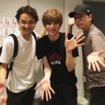 Yu Shirota Instagram - お客様シリーズ⑨ チーム”エリザベート” 芳雄トート様＆育ルキーニさん! 偶然?にも同じ回を観に来てくれました!! 実は、芳雄くんとはまだミュージカルでは1度も”共演”出来たことないのです。一緒にやりたいなぁ「本当にすっごく面白かった!!」とミュージカル界のプリンスからお墨付きをいただきました☺︎ 余談ですが、この日は堂本光一さんも一緒に観劇して下さいました! 小学生の頃から「Kinki kids」の大ファンのわたくしは、それはもう感謝感激でした!! . 育は「羨ましい」というフレーズを含んだ感想をくれました。自分の中では、同じ役者からもらう最高の褒め言葉です。そして、7/3に発売する育のニューアルバム「MIRROR BALL’19!!」あの名曲をデュエットさせてもらってます!!こちらも聴いてねー!! . 成河ルキーニ!! めちゃくちゃ深い所まで潜って観てくれて、感想もいかにも演劇を心から愛している成河くんらしい、完全に的を射た、恐らくアメリカ人じゃないと感じないような所をしっかりと汲み取っていて、流石の一言。ダイアンもビックリすると思う。そして大絶賛してくれて、めちゃんこ嬉しかった☺︎ . 瀬奈ザベート様!蘭ザベート様！夜クマさん!えりちゃん！ 瀬名さんとは2010年の”エリザベート”で出来上がっているカンパニーの中、数少ない新参者として参加し、さまざまな感情を共有し合った仲。懐かしや、、瀬名さんおコムさんのお二人が、僕の初めてのエリザベート様。宝塚時代、いつもする側だった姫様抱っこ。初めてされる側になった時、とても照れていらしたのが印象的。笑 . 蘭ちゃん!15.16年のエリザを共に戦い抜いた大切な仲間。 毎度だけど、トートって化け物を作るためには、エリザベート様のお力が必要。時に正反対な、時に鏡合わせのような、いびつで繊細な関係性は、観れば観るほどハマっていくよね(誰目線やねん) . 偶然にも昼クマさん、えりちゃんは”ブロードウェイと銃弾”もご一緒でした!そこでもしっかり絡みがあったお2人。すでに懐かしやぁ、、クマさんの「リブステーキ」とえりちゃんの「売れてねぇのかよ!」が大好き。(わかるかな？笑) . しゅがー！エリザのフランツ役で、深さ豊かさを兼ね備えた声で、華々しくデビューした同級生。今やミュージカルの代名詞”レミゼラブル”で主役ジャンバルジャンを演じる男に。あだ名はプーさん笑 この人も本当に面白い。そして声帯オタク。(これめちゃんこ褒めてる)残りの公演も頑張ってね☺︎ この日は我らがルドルフ、たいがも来てくれました☺︎更なる成長を遂げたと噂に聞いているので、観るのがとっても楽しみ!! . 安倍ちゃん!エリザの革命家の1人。そして自ら”劇団ぼるぼっちょ”を立ち上げ、精力的にミュージカルを製作しているカッコいい仲間!!残念ながらタイミング合わずまだ一度も観に行けていないけど、必ずや行くからねー!! . 千夏ちゃん! 15.16年のエリザでご一緒しました☺︎ プリンシパルがダブル、トリプルキャストな中、100回を超える公演を見事にこなしていて、あたしゃアンサンブルの皆様には頭が上がりません笑皆様の支えがあって、成り立っています。 (役付きでシングルの方々もいらっしゃいますが)またご一緒しませう! . りこ! もまた、この作品を支える素晴らしいアンサンブルの1人!そして同級生!物語冒頭の小さな子供役と、精神病院のシーンのギャップが半端じゃないこと。一人で何役も演じるアンサンブル様は本当に大変です。 ちなみに本名は”もとこ”です笑 . 真瀬! なんか苗字で呼ぶと距離感あるよね、、でももはや”まなせ”があだ名みたいなものなの。ごめんなさいね(誰に対しての謝罪やねん) 彼女の精神病棟のシーンでの”フェイクエリザベート”は素晴らしいわよ!(今年もやってるよね？)本当エリザ観に行くの楽しみや☺︎ . けんちゃーん!! まぁなんて可愛いこと。天使のような少年ルドルフでした。いつまで経っても”可愛い”が続いてるの凄いよね笑 お兄ちゃんの清史郎も”天地人”で共演してから、ずっと成長を見続けてるけど、憲史郎の成長も本当に楽しみ☺︎ . そして!!その日本一チケットが取れないミュージカル”エリザベート”の演出を手掛けていらっしゃる小池先生!! このお方の、作品に対する情熱、そして”魅せる美学”に対するこだわりとセンスは、もう素晴らしいの一言です。 ミュージカルの世界において、今日の僕があるのは、小池先生がチャンスを下さったおかげです。トート、ロミオと立て続けに、素晴らしい演目の役柄を演じられたのは、小池先生のおかげでございます。 (城田トートが好きだって人は、 小池先生に心から感謝しましょう笑) いつか、またトートに挑戦できる日が来ますように、、 お忙しい中ご観劇ありがとうございました!! . #ピピン #井上芳雄 さん #堂本光一 さん #山崎育三郎 さん #成河 さん #瀬奈じゅん さん #蘭乃はな さん #朝隈濯朗 さん #福田えり さん #佐藤隆紀 さん #京本大我 さん #安倍康律 さん #安岡千夏 さん #真瀬はるか さん #折井理子 さん #加藤憲史郎 さん #小池修一郎 さん #お客様シリーズ