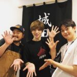 Yu Shirota Instagram - お客様シリーズ④ 時系列も順番もめちゃくちゃですが、、、 . Team ワタナベエンターテインメント!! . 加治＆瀬戸！ この2人の組み合わせ、とっても好きなの。”ブロ銃”の時も観劇の回被ってたなぁ。こう見えて、この2人同い年です笑 2人ともめちゃくちゃ興奮して楽屋に来てくれて、本当に嬉しかった☺︎3人のLINEもテンション高くて笑ったなぁ笑 2人ともありがとう!! . . 打って変わって和田のおじさんは、すごーく冷静に感想を話してくれた。 「ピピン は優そのまんまだね」と言われたのだけど、これ褒められてるってことでいいのかな？笑 そしてBaby心からおめでとう☺︎楽しみぃ!!!! . . マルちゃん!!30周年コンサートでは、素敵な空間を共有させていただきました☺︎いつも愛に溢れたマルちゃんに会うと、心が和みます。労ってくれてありがとう。 . . 中尾!”文学処女”でちょろっとしかご一緒してないけど、最近大活躍でおじさんは嬉しいです笑”あなたの番です”長丁場頑張ってね! . . 淳ちゃん。めちゃんこ忙しい中観に来てくれて本当に嬉しかった。オシャンな服着てるねって褒めたら「社長にパジャマって言われました」って笑 きゃわたん☺︎ 大切な大切な弟です。 . . ゆうき!ひっさびに会ったけど、安定のテンションで嬉しかった笑 最近全然話せてないからまた落ち着いらたゆっくり飯でもいきまひょ☺︎ . . 劇団Patchの近藤頌利くん は舞台を中心に活躍中。今何人くらいいるんだろう？とりあえずIMYのライバルだな笑 . . 初めましての見上愛ちゃん。まだ19歳のフレッシュな若手。どんなお芝居するのかとても気になる。これから夢に向かって頑張って下さいまし!! . . 三津谷亮くん。昔から知ってるけど、ちゃんと絡んだことないなぁ、、今度ゆっくり話しましょ☺︎ . . そしてヒデさん!!シューイチ”でも”ピピン “を取り上げていただき、本当にありがとうございます!!いつも優しく温かいお人柄に感謝です。こうして先輩方から褒めていただくと、めちゃくちゃモチベーション上がります!! . #ピピン #中山秀征 さん #マルシア さん #和田正人 さん #加治将樹 さん #瀬戸康史 さん #山田裕貴 さん #三津谷亮 さん #志尊淳 さん #中尾暢樹 さん #近藤頌利 さん #見上愛 さん #お客様シリーズ #素敵な先輩後輩