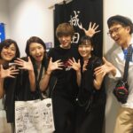 Yu Shirota Instagram - お客様シリーズ⑨ チーム”エリザベート” 芳雄トート様＆育ルキーニさん! 偶然?にも同じ回を観に来てくれました!! 実は、芳雄くんとはまだミュージカルでは1度も”共演”出来たことないのです。一緒にやりたいなぁ「本当にすっごく面白かった!!」とミュージカル界のプリンスからお墨付きをいただきました☺︎ 余談ですが、この日は堂本光一さんも一緒に観劇して下さいました! 小学生の頃から「Kinki kids」の大ファンのわたくしは、それはもう感謝感激でした!! . 育は「羨ましい」というフレーズを含んだ感想をくれました。自分の中では、同じ役者からもらう最高の褒め言葉です。そして、7/3に発売する育のニューアルバム「MIRROR BALL’19!!」あの名曲をデュエットさせてもらってます!!こちらも聴いてねー!! . 成河ルキーニ!! めちゃくちゃ深い所まで潜って観てくれて、感想もいかにも演劇を心から愛している成河くんらしい、完全に的を射た、恐らくアメリカ人じゃないと感じないような所をしっかりと汲み取っていて、流石の一言。ダイアンもビックリすると思う。そして大絶賛してくれて、めちゃんこ嬉しかった☺︎ . 瀬奈ザベート様!蘭ザベート様！夜クマさん!えりちゃん！ 瀬名さんとは2010年の”エリザベート”で出来上がっているカンパニーの中、数少ない新参者として参加し、さまざまな感情を共有し合った仲。懐かしや、、瀬名さんおコムさんのお二人が、僕の初めてのエリザベート様。宝塚時代、いつもする側だった姫様抱っこ。初めてされる側になった時、とても照れていらしたのが印象的。笑 . 蘭ちゃん!15.16年のエリザを共に戦い抜いた大切な仲間。 毎度だけど、トートって化け物を作るためには、エリザベート様のお力が必要。時に正反対な、時に鏡合わせのような、いびつで繊細な関係性は、観れば観るほどハマっていくよね(誰目線やねん) . 偶然にも昼クマさん、えりちゃんは”ブロードウェイと銃弾”もご一緒でした!そこでもしっかり絡みがあったお2人。すでに懐かしやぁ、、クマさんの「リブステーキ」とえりちゃんの「売れてねぇのかよ!」が大好き。(わかるかな？笑) . しゅがー！エリザのフランツ役で、深さ豊かさを兼ね備えた声で、華々しくデビューした同級生。今やミュージカルの代名詞”レミゼラブル”で主役ジャンバルジャンを演じる男に。あだ名はプーさん笑 この人も本当に面白い。そして声帯オタク。(これめちゃんこ褒めてる)残りの公演も頑張ってね☺︎ この日は我らがルドルフ、たいがも来てくれました☺︎更なる成長を遂げたと噂に聞いているので、観るのがとっても楽しみ!! . 安倍ちゃん!エリザの革命家の1人。そして自ら”劇団ぼるぼっちょ”を立ち上げ、精力的にミュージカルを製作しているカッコいい仲間!!残念ながらタイミング合わずまだ一度も観に行けていないけど、必ずや行くからねー!! . 千夏ちゃん! 15.16年のエリザでご一緒しました☺︎ プリンシパルがダブル、トリプルキャストな中、100回を超える公演を見事にこなしていて、あたしゃアンサンブルの皆様には頭が上がりません笑皆様の支えがあって、成り立っています。 (役付きでシングルの方々もいらっしゃいますが)またご一緒しませう! . りこ! もまた、この作品を支える素晴らしいアンサンブルの1人!そして同級生!物語冒頭の小さな子供役と、精神病院のシーンのギャップが半端じゃないこと。一人で何役も演じるアンサンブル様は本当に大変です。 ちなみに本名は”もとこ”です笑 . 真瀬! なんか苗字で呼ぶと距離感あるよね、、でももはや”まなせ”があだ名みたいなものなの。ごめんなさいね(誰に対しての謝罪やねん) 彼女の精神病棟のシーンでの”フェイクエリザベート”は素晴らしいわよ!(今年もやってるよね？)本当エリザ観に行くの楽しみや☺︎ . けんちゃーん!! まぁなんて可愛いこと。天使のような少年ルドルフでした。いつまで経っても”可愛い”が続いてるの凄いよね笑 お兄ちゃんの清史郎も”天地人”で共演してから、ずっと成長を見続けてるけど、憲史郎の成長も本当に楽しみ☺︎ . そして!!その日本一チケットが取れないミュージカル”エリザベート”の演出を手掛けていらっしゃる小池先生!! このお方の、作品に対する情熱、そして”魅せる美学”に対するこだわりとセンスは、もう素晴らしいの一言です。 ミュージカルの世界において、今日の僕があるのは、小池先生がチャンスを下さったおかげです。トート、ロミオと立て続けに、素晴らしい演目の役柄を演じられたのは、小池先生のおかげでございます。 (城田トートが好きだって人は、 小池先生に心から感謝しましょう笑) いつか、またトートに挑戦できる日が来ますように、、 お忙しい中ご観劇ありがとうございました!! . #ピピン #井上芳雄 さん #堂本光一 さん #山崎育三郎 さん #成河 さん #瀬奈じゅん さん #蘭乃はな さん #朝隈濯朗 さん #福田えり さん #佐藤隆紀 さん #京本大我 さん #安倍康律 さん #安岡千夏 さん #真瀬はるか さん #折井理子 さん #加藤憲史郎 さん #小池修一郎 さん #お客様シリーズ