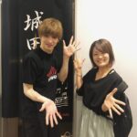 Yu Shirota Instagram - お客様シリーズ⑨ チーム”エリザベート” 芳雄トート様＆育ルキーニさん! 偶然?にも同じ回を観に来てくれました!! 実は、芳雄くんとはまだミュージカルでは1度も”共演”出来たことないのです。一緒にやりたいなぁ「本当にすっごく面白かった!!」とミュージカル界のプリンスからお墨付きをいただきました☺︎ 余談ですが、この日は堂本光一さんも一緒に観劇して下さいました! 小学生の頃から「Kinki kids」の大ファンのわたくしは、それはもう感謝感激でした!! . 育は「羨ましい」というフレーズを含んだ感想をくれました。自分の中では、同じ役者からもらう最高の褒め言葉です。そして、7/3に発売する育のニューアルバム「MIRROR BALL’19!!」あの名曲をデュエットさせてもらってます!!こちらも聴いてねー!! . 成河ルキーニ!! めちゃくちゃ深い所まで潜って観てくれて、感想もいかにも演劇を心から愛している成河くんらしい、完全に的を射た、恐らくアメリカ人じゃないと感じないような所をしっかりと汲み取っていて、流石の一言。ダイアンもビックリすると思う。そして大絶賛してくれて、めちゃんこ嬉しかった☺︎ . 瀬奈ザベート様!蘭ザベート様！夜クマさん!えりちゃん！ 瀬名さんとは2010年の”エリザベート”で出来上がっているカンパニーの中、数少ない新参者として参加し、さまざまな感情を共有し合った仲。懐かしや、、瀬名さんおコムさんのお二人が、僕の初めてのエリザベート様。宝塚時代、いつもする側だった姫様抱っこ。初めてされる側になった時、とても照れていらしたのが印象的。笑 . 蘭ちゃん!15.16年のエリザを共に戦い抜いた大切な仲間。 毎度だけど、トートって化け物を作るためには、エリザベート様のお力が必要。時に正反対な、時に鏡合わせのような、いびつで繊細な関係性は、観れば観るほどハマっていくよね(誰目線やねん) . 偶然にも昼クマさん、えりちゃんは”ブロードウェイと銃弾”もご一緒でした!そこでもしっかり絡みがあったお2人。すでに懐かしやぁ、、クマさんの「リブステーキ」とえりちゃんの「売れてねぇのかよ!」が大好き。(わかるかな？笑) . しゅがー！エリザのフランツ役で、深さ豊かさを兼ね備えた声で、華々しくデビューした同級生。今やミュージカルの代名詞”レミゼラブル”で主役ジャンバルジャンを演じる男に。あだ名はプーさん笑 この人も本当に面白い。そして声帯オタク。(これめちゃんこ褒めてる)残りの公演も頑張ってね☺︎ この日は我らがルドルフ、たいがも来てくれました☺︎更なる成長を遂げたと噂に聞いているので、観るのがとっても楽しみ!! . 安倍ちゃん!エリザの革命家の1人。そして自ら”劇団ぼるぼっちょ”を立ち上げ、精力的にミュージカルを製作しているカッコいい仲間!!残念ながらタイミング合わずまだ一度も観に行けていないけど、必ずや行くからねー!! . 千夏ちゃん! 15.16年のエリザでご一緒しました☺︎ プリンシパルがダブル、トリプルキャストな中、100回を超える公演を見事にこなしていて、あたしゃアンサンブルの皆様には頭が上がりません笑皆様の支えがあって、成り立っています。 (役付きでシングルの方々もいらっしゃいますが)またご一緒しませう! . りこ! もまた、この作品を支える素晴らしいアンサンブルの1人!そして同級生!物語冒頭の小さな子供役と、精神病院のシーンのギャップが半端じゃないこと。一人で何役も演じるアンサンブル様は本当に大変です。 ちなみに本名は”もとこ”です笑 . 真瀬! なんか苗字で呼ぶと距離感あるよね、、でももはや”まなせ”があだ名みたいなものなの。ごめんなさいね(誰に対しての謝罪やねん) 彼女の精神病棟のシーンでの”フェイクエリザベート”は素晴らしいわよ!(今年もやってるよね？)本当エリザ観に行くの楽しみや☺︎ . けんちゃーん!! まぁなんて可愛いこと。天使のような少年ルドルフでした。いつまで経っても”可愛い”が続いてるの凄いよね笑 お兄ちゃんの清史郎も”天地人”で共演してから、ずっと成長を見続けてるけど、憲史郎の成長も本当に楽しみ☺︎ . そして!!その日本一チケットが取れないミュージカル”エリザベート”の演出を手掛けていらっしゃる小池先生!! このお方の、作品に対する情熱、そして”魅せる美学”に対するこだわりとセンスは、もう素晴らしいの一言です。 ミュージカルの世界において、今日の僕があるのは、小池先生がチャンスを下さったおかげです。トート、ロミオと立て続けに、素晴らしい演目の役柄を演じられたのは、小池先生のおかげでございます。 (城田トートが好きだって人は、 小池先生に心から感謝しましょう笑) いつか、またトートに挑戦できる日が来ますように、、 お忙しい中ご観劇ありがとうございました!! . #ピピン #井上芳雄 さん #堂本光一 さん #山崎育三郎 さん #成河 さん #瀬奈じゅん さん #蘭乃はな さん #朝隈濯朗 さん #福田えり さん #佐藤隆紀 さん #京本大我 さん #安倍康律 さん #安岡千夏 さん #真瀬はるか さん #折井理子 さん #加藤憲史郎 さん #小池修一郎 さん #お客様シリーズ